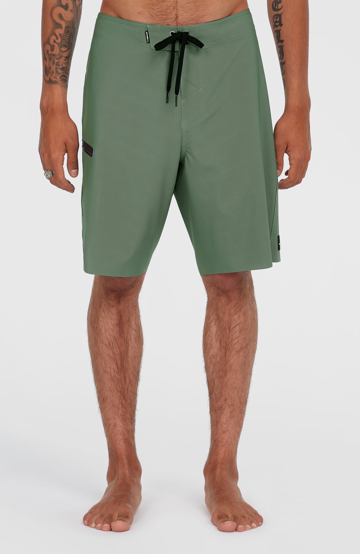 O'Neill Hyperfreak Tech Solid 19'' Boardshorts für Herren, grün, Vorderansicht mit Kordelzug am Model