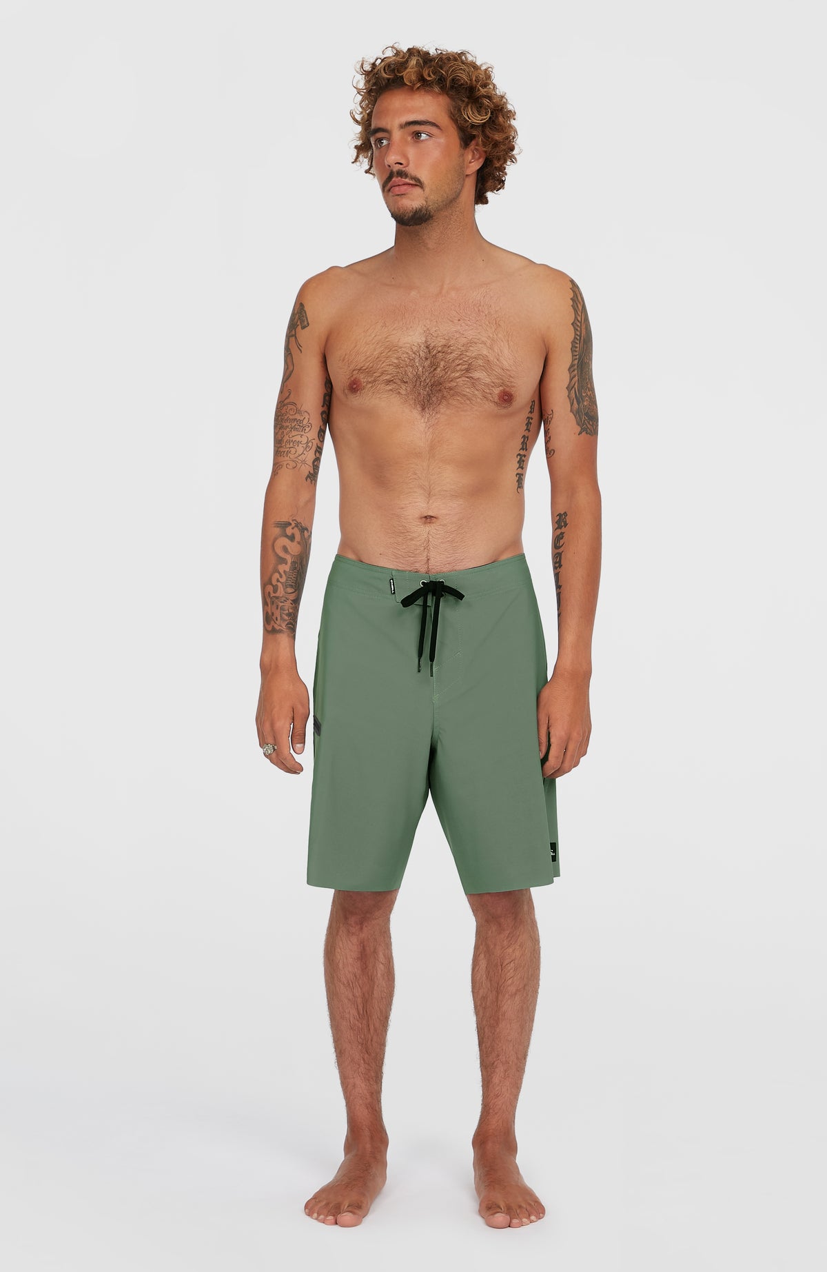 Hyperfreak Tech Solid 19'' Boardshorts für Herren, grün, Gesamtaufnahme von vorne am Model