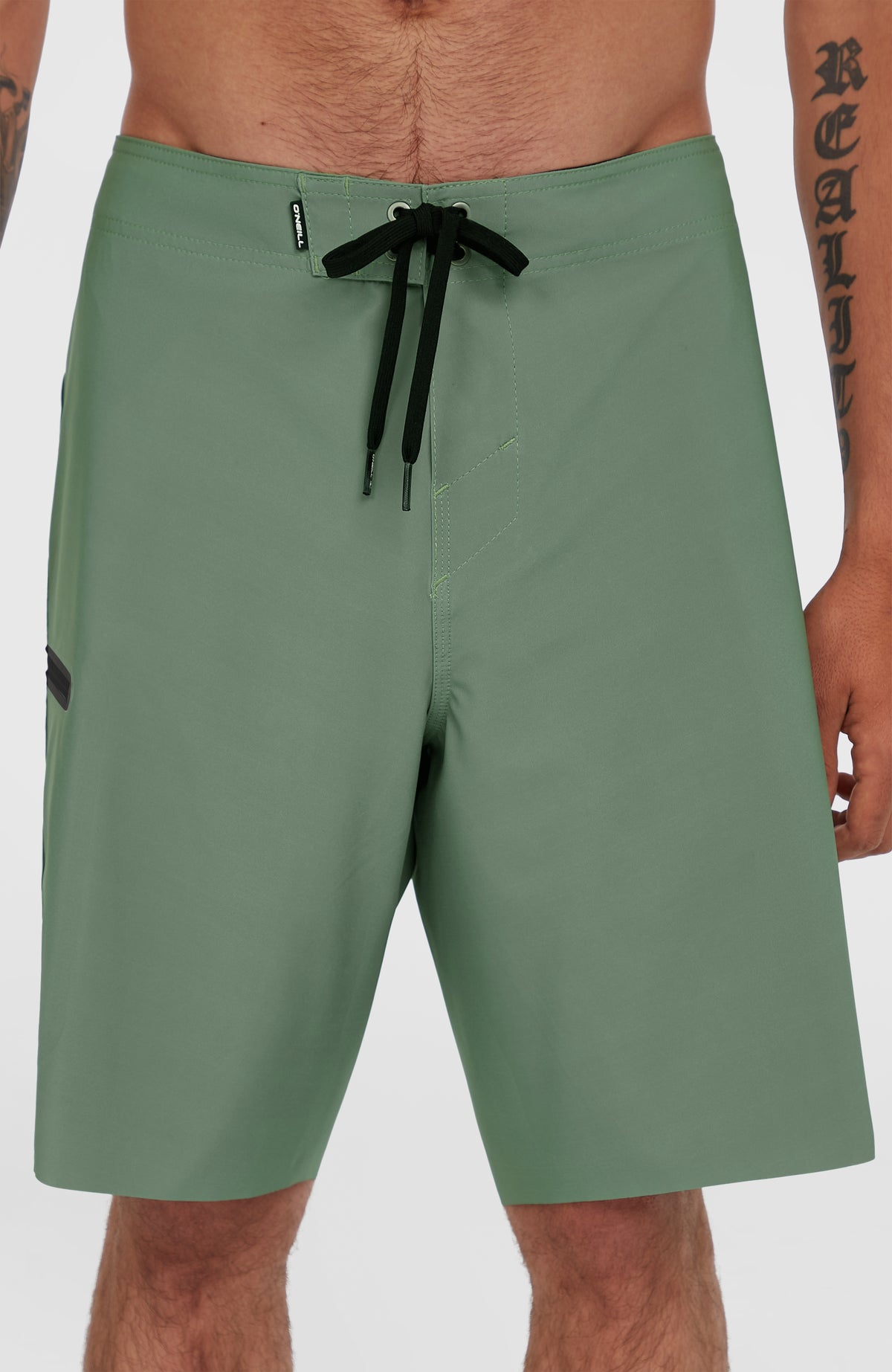 Nahaufnahme von Bund und schwarzem Kordelzug der grünen Hyperfreak Tech Solid 19'' Boardshorts am Model