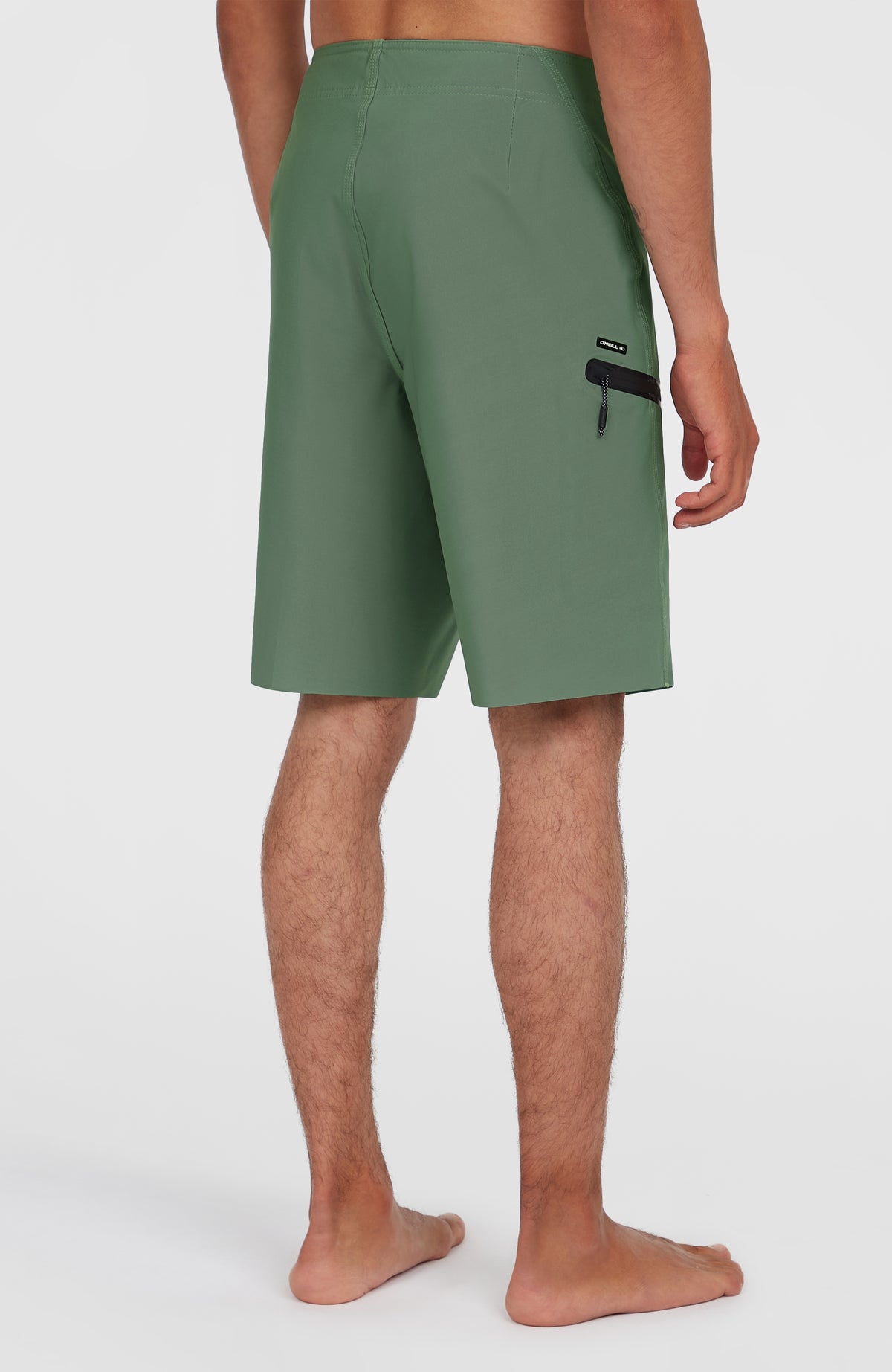 Hyperfreak Tech Solid 19'' Boardshorts für Herren, grün, rückwärtige Ansicht von schräg hinten am Model