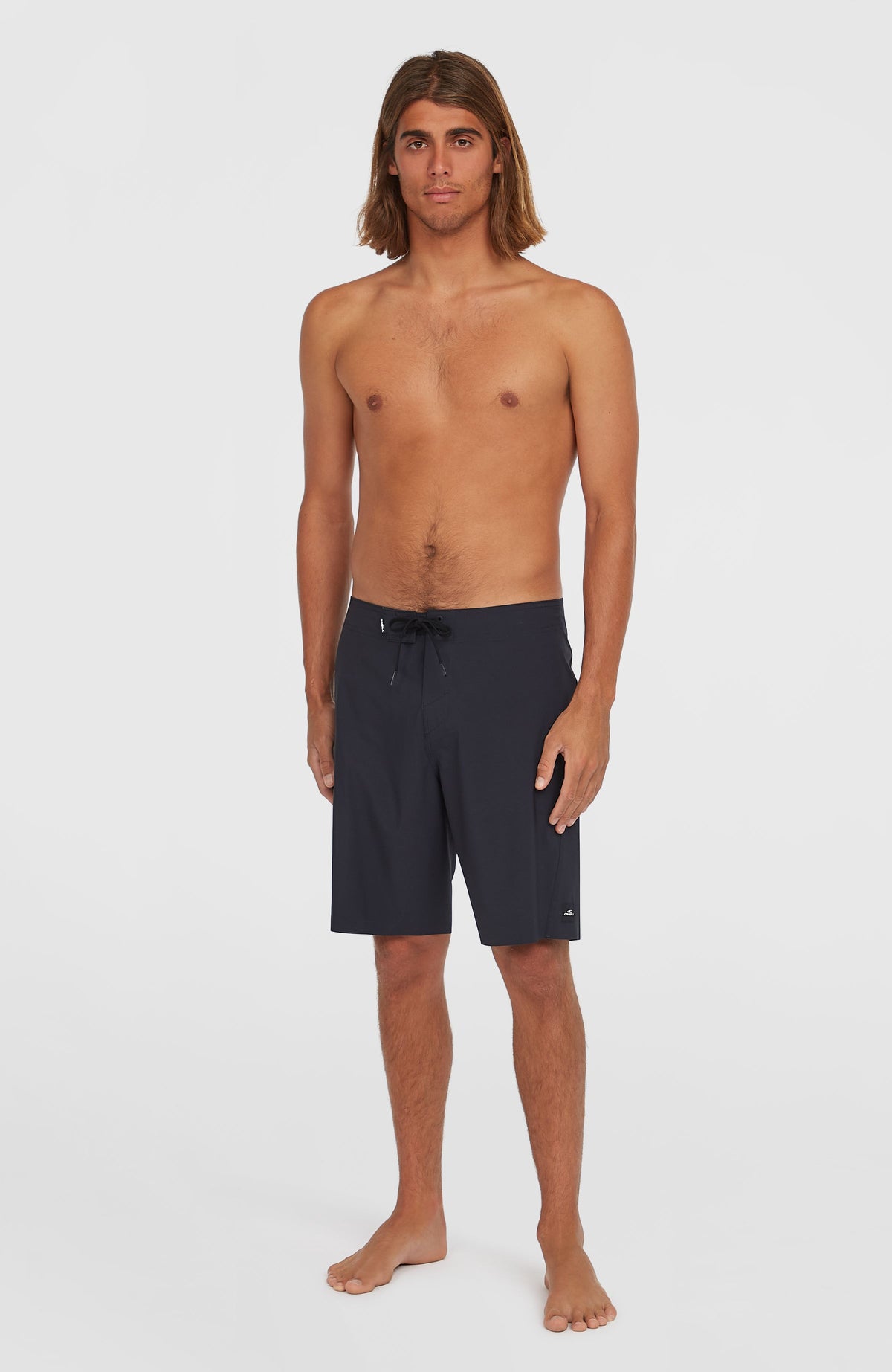 Hyperfreak Tech Solid 19'' Boardshorts für Herren, schwarz, getragen am Model, Ganzkörperansicht
