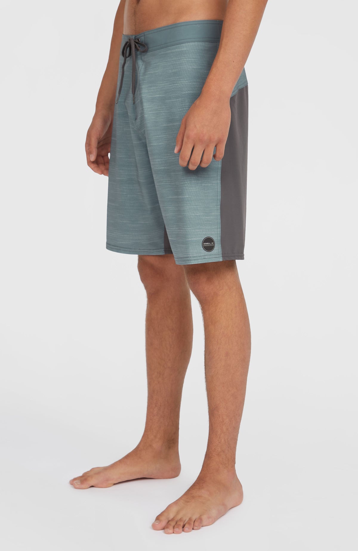 Tech Enduro 20'' Boardshorts für Herren, blau, Seitenansicht am Model mit Logo-Patch am Saum