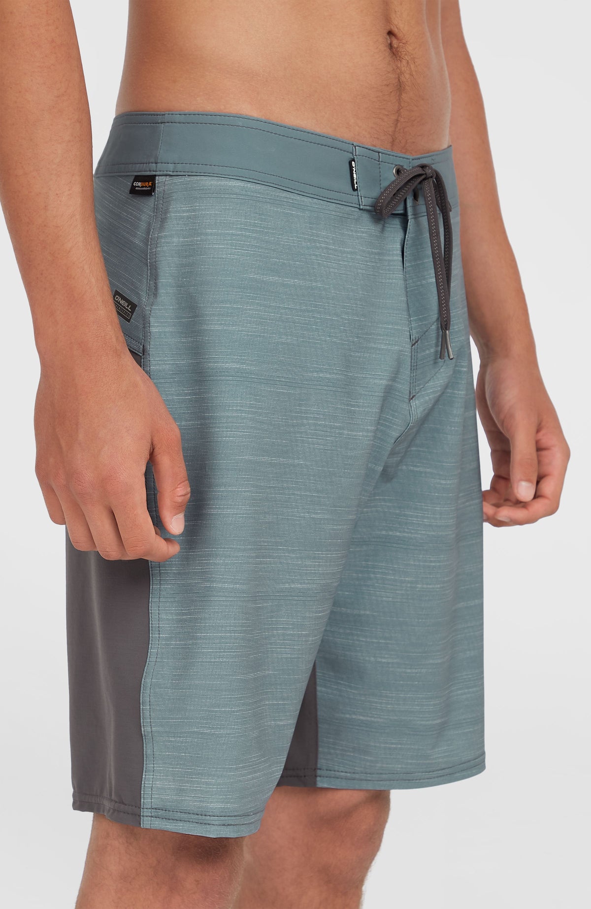 Tech Enduro 20'' Boardshorts für Herren, blau, Nahaufnahme der Seitenansicht am Model mit Logo-Label