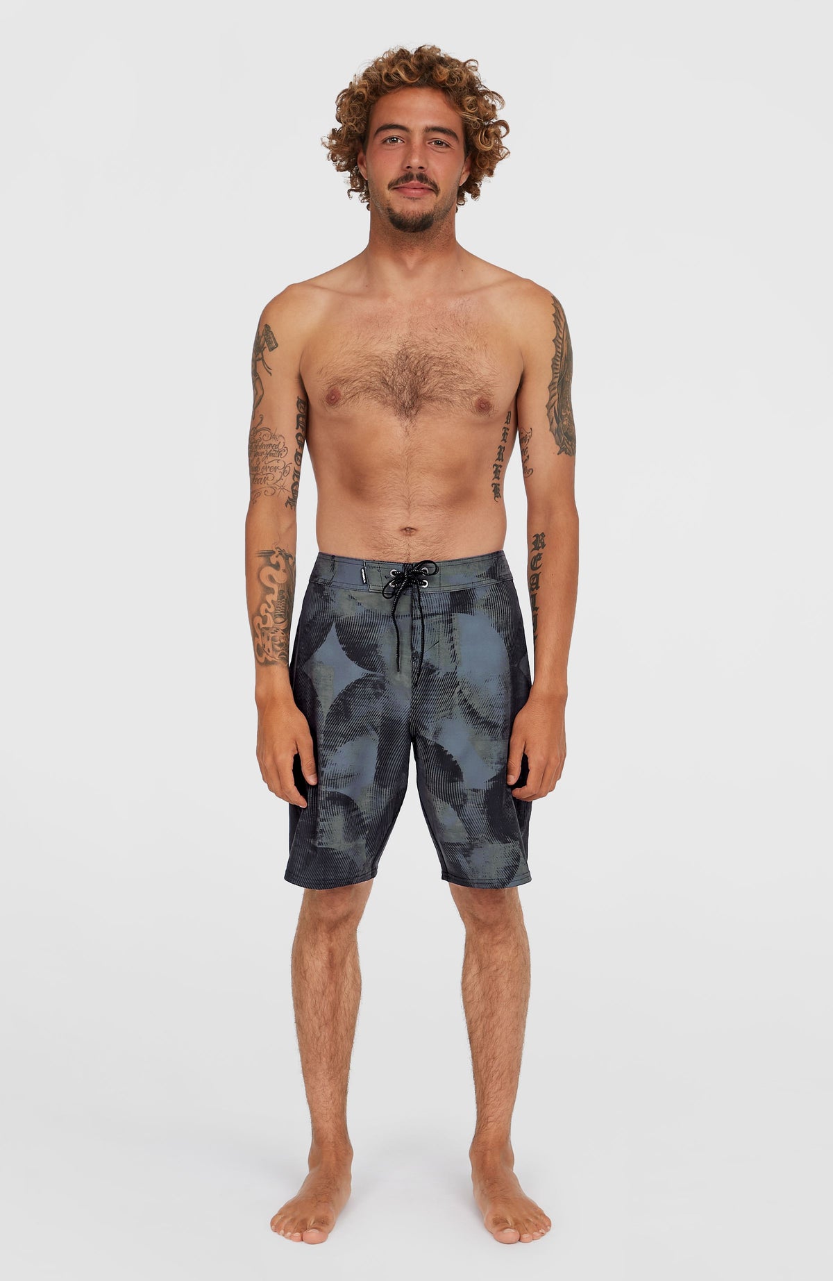 Tech Enduro 20'' Boardshorts für Herren, grün mit Grafikmuster in Schwarz, getragen am Model, Frontalansicht