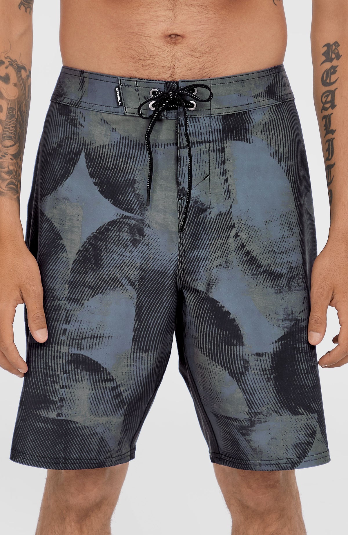 Nahaufnahme von Bund und Kordelzug der grünen Tech Enduro 20'' Boardshorts für Herren mit Grafikmuster in Schwarz