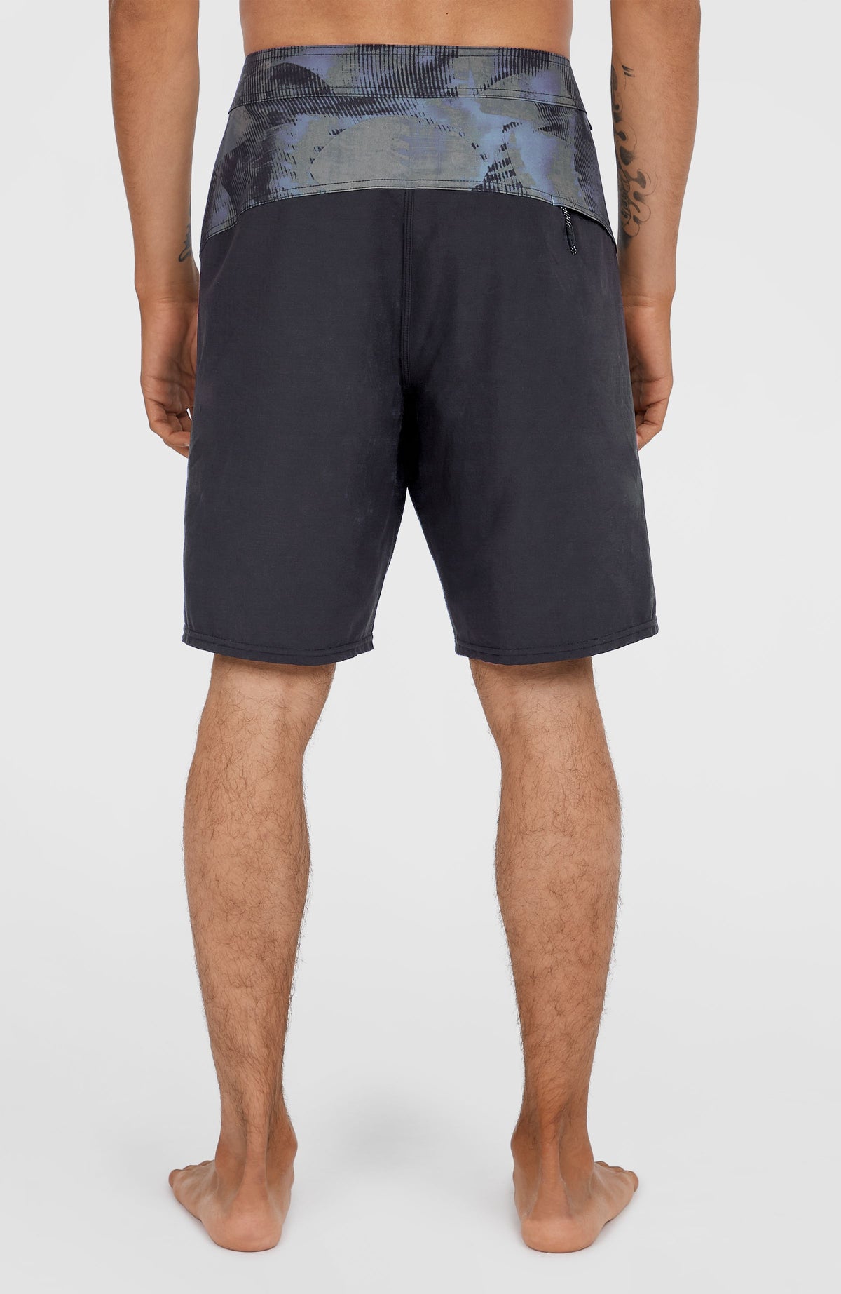 Tech Enduro 20'' Boardshorts für Herren, grün mit Grafikmuster in Schwarz, Rückansicht am Model mit Gesäßtasche
