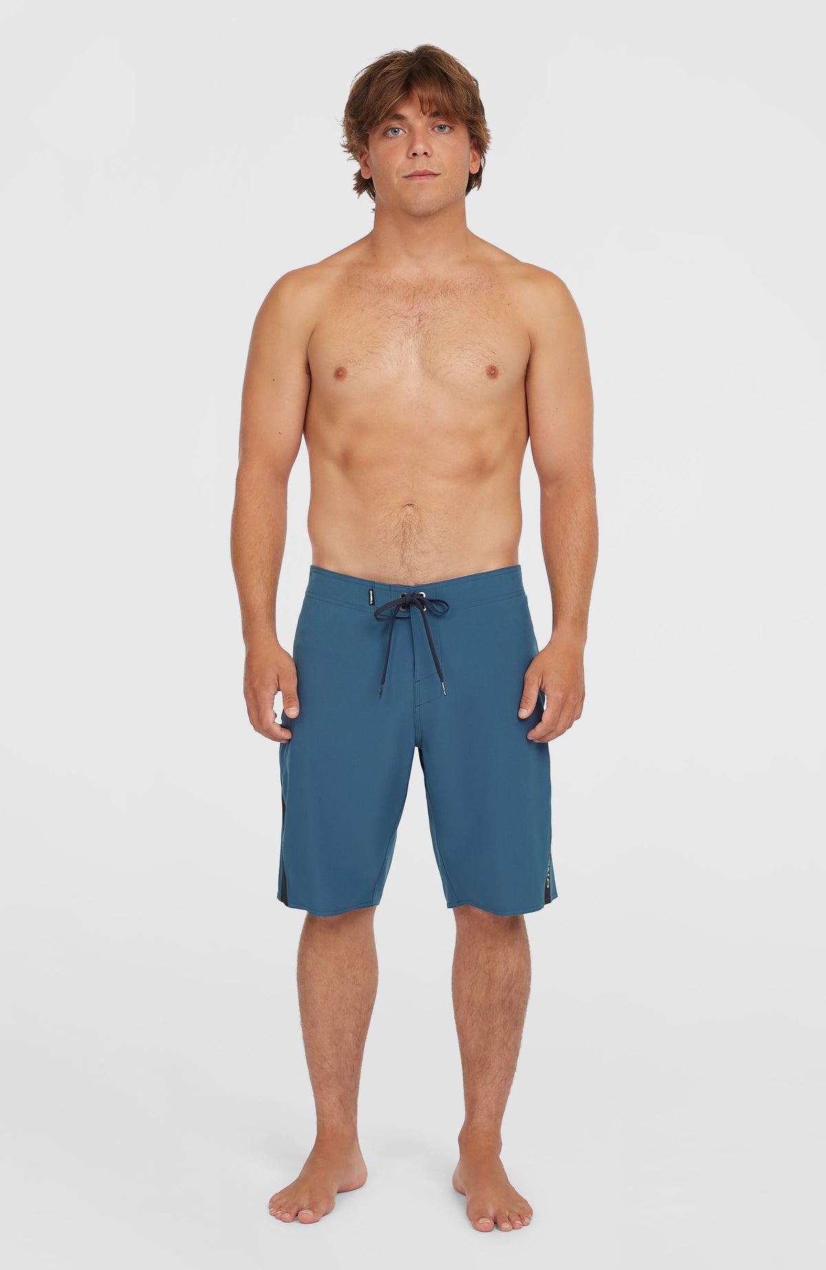 Superfreak Solid 21'' Boardshorts für Herren, blau, stehend am Model in der Ganzkörperansicht von vorne
