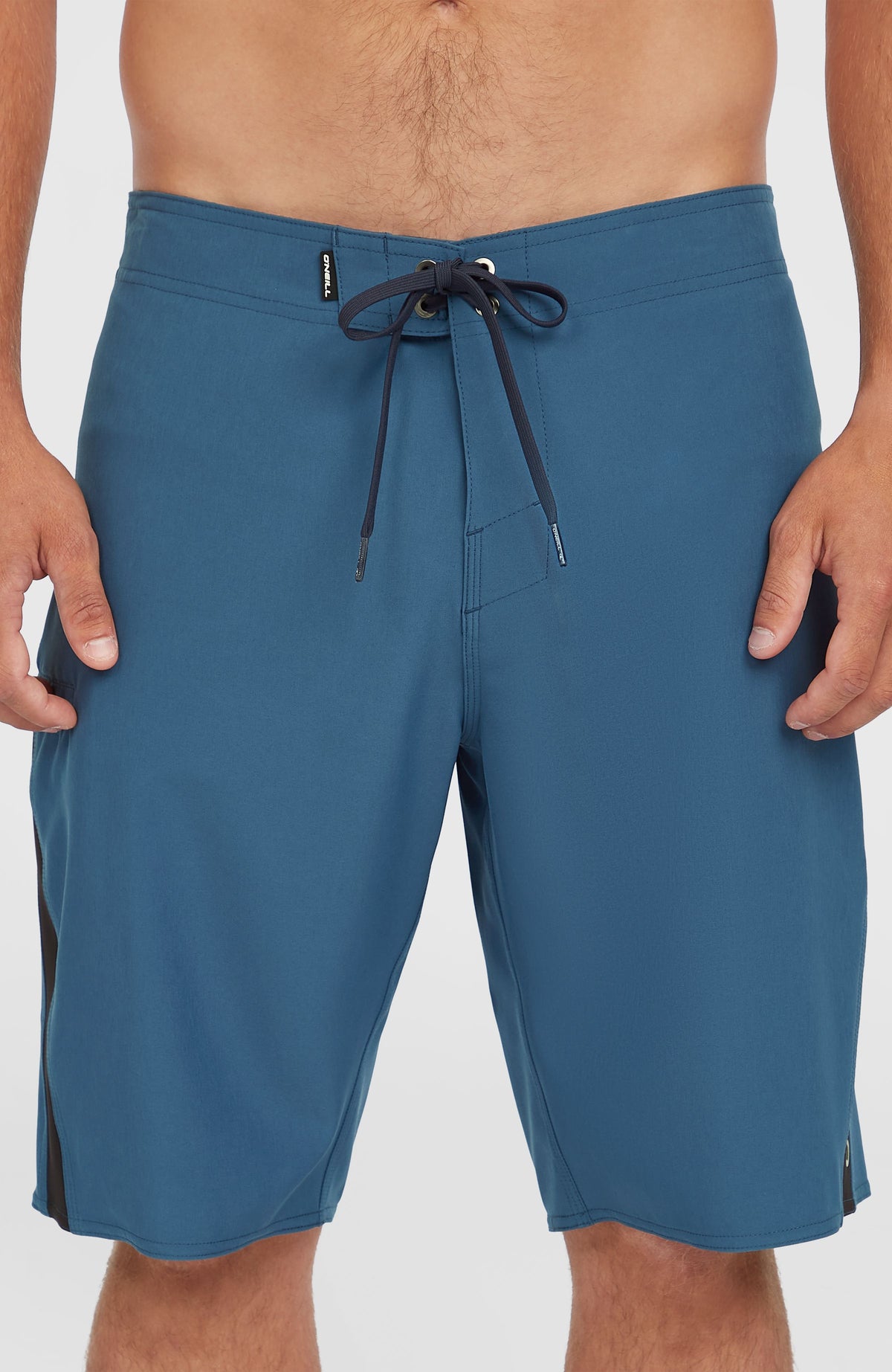 Nahaufnahme von Bund, Ösen und Kordelzug der blauen Superfreak Solid 21'' Boardshorts für Herren am Model