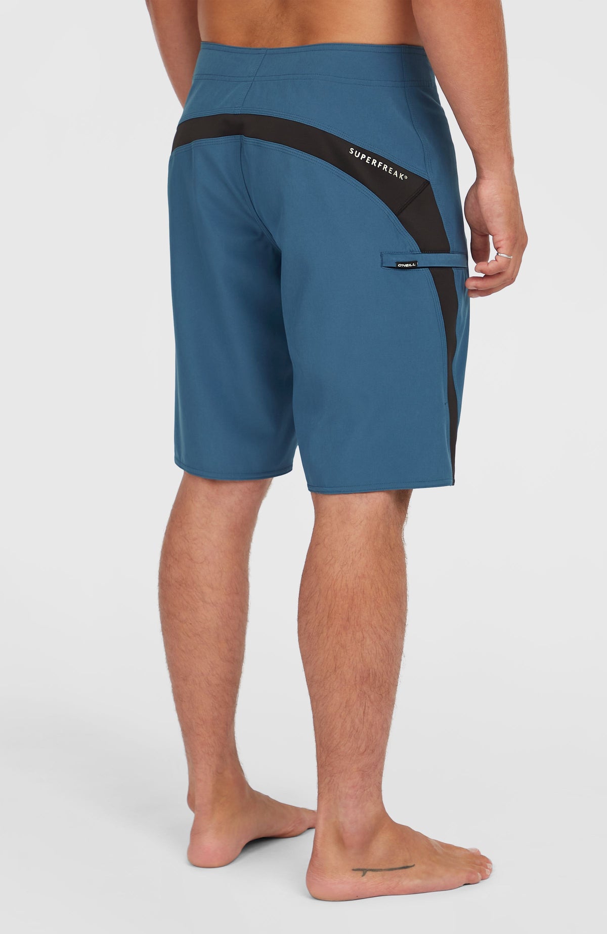 Superfreak Solid 21'' Boardshorts für Herren, blau, Dreiviertelansicht von hinten am Model mit Rückenpasse
