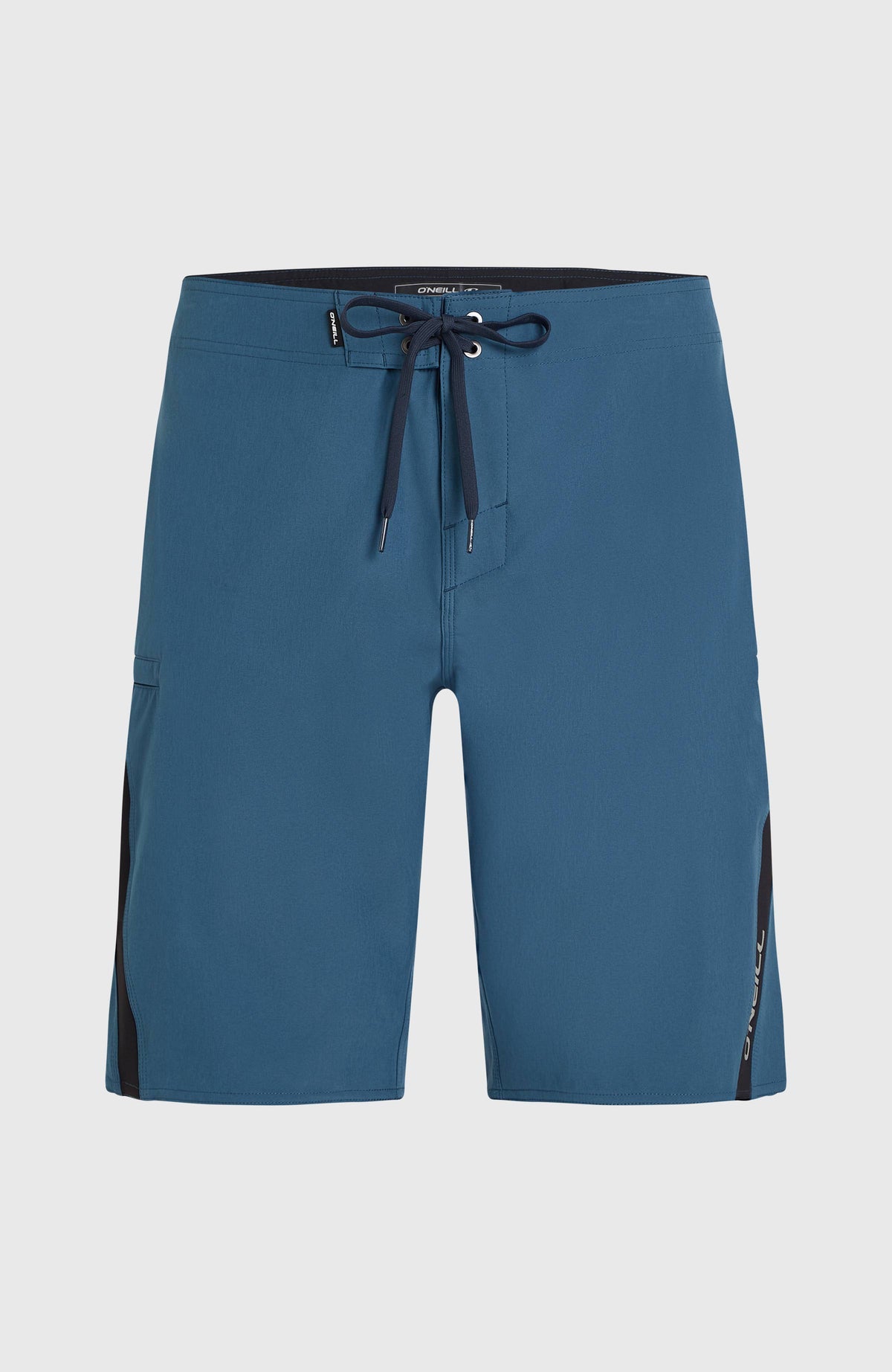 Blaue Superfreak Solid 21'' Boardshorts für Herren, freigestellt von vorne mit sichtbarem Kordelzug am Bund