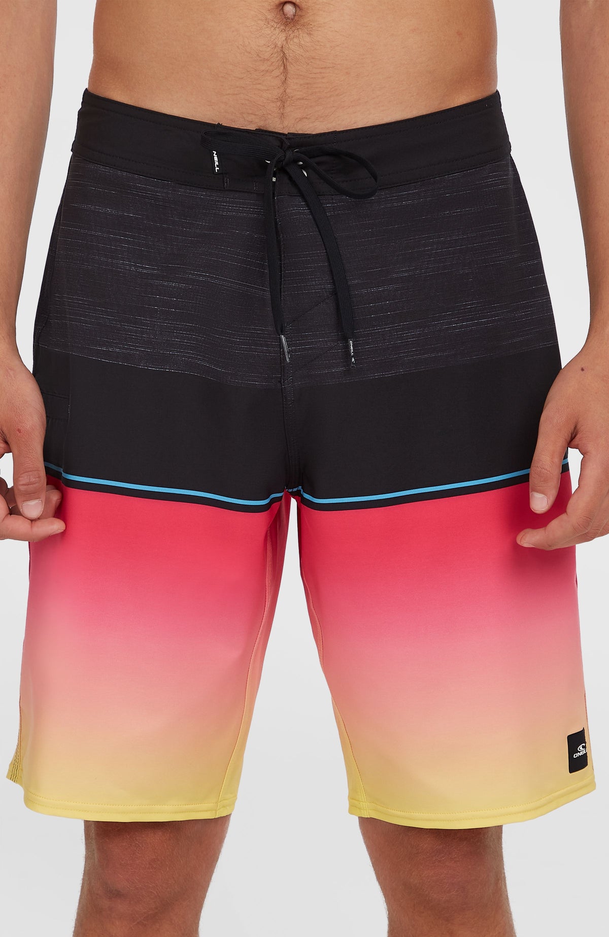 Nahaufnahme der pinken Hyperfreak Heat Block 21'' Boardshorts mit Farbverlauf in Gelb und Schwarz, Schnürung am Bund