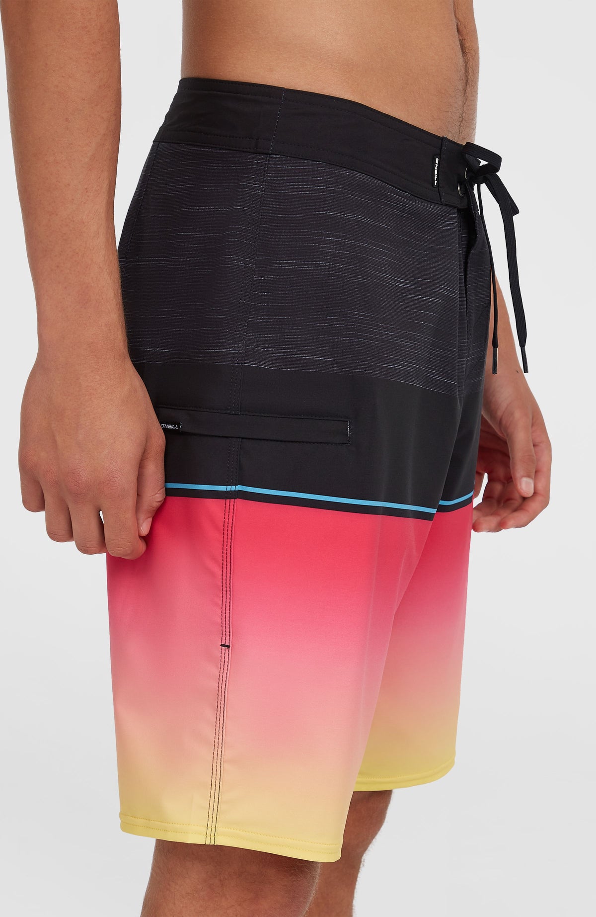 Hyperfreak Heat Block 21'' Boardshorts, pink mit Farbverlauf, Seitenansicht am Model mit Reißverschlusstasche