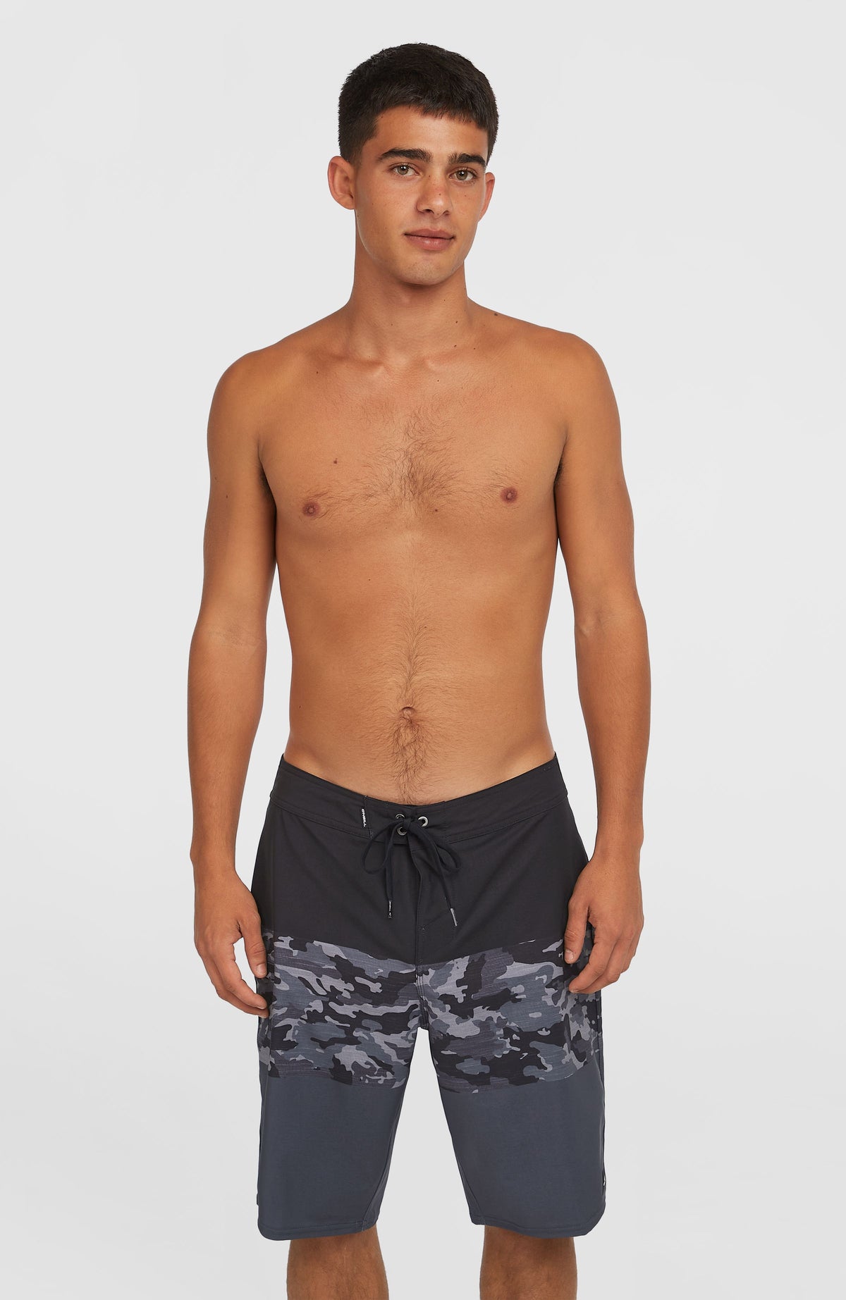 Hyperfreak Heat Block 21'' Boardshorts für Herren, schwarz mit Camouflage-Muster in Grau, Frontalansicht am Model