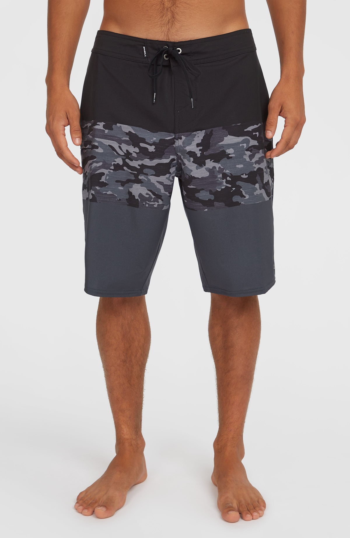 O'Neill Hyperfreak Heat Block 21'' Boardshorts für Herren, schwarz mit Camouflage-Muster in Grau, Vorderansicht am Model