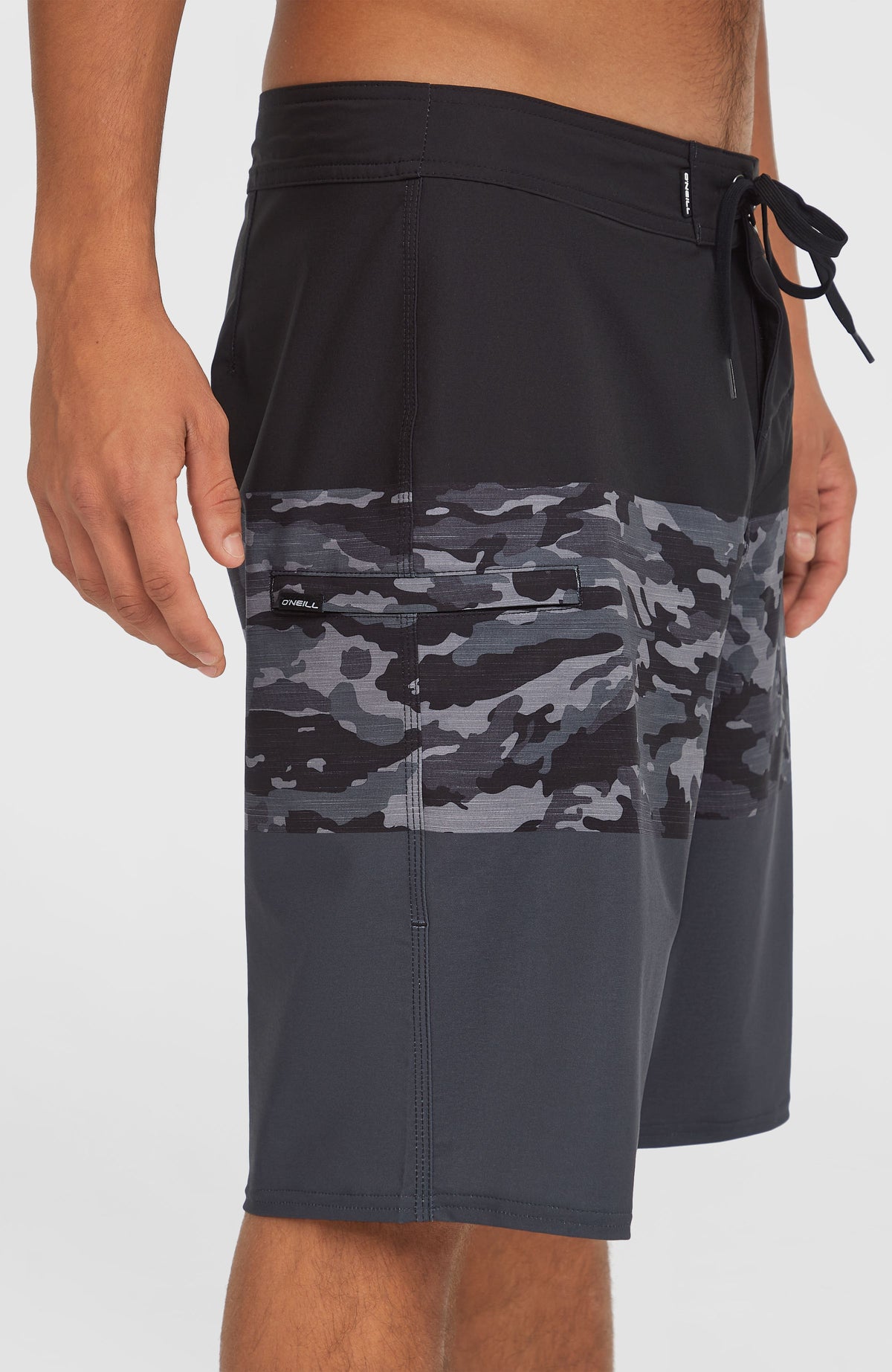 Nahaufnahme der Reißverschlusstasche der schwarzen Hyperfreak Heat Block 21'' Boardshorts mit Camouflage-Muster in Grau