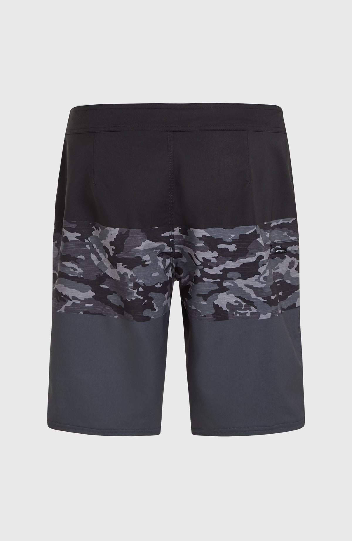 Hyperfreak Heat Block 21'' Boardshorts für Herren, schwarz mit Camouflage-Muster in Grau, freigestellt von hinten