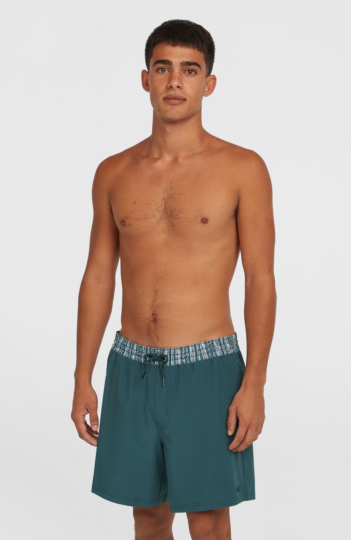 O'Neill Pocket Print 16'' Badehose für Herren, blau, getragen am Model, Vorderansicht mit gemustertem Bund