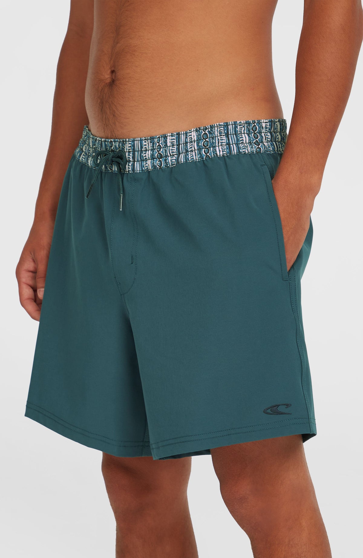 Pocket Print 16'' Badehose für Herren, blau, Halbprofil am Model mit Fokus auf Seitentasche und Logo am Saum