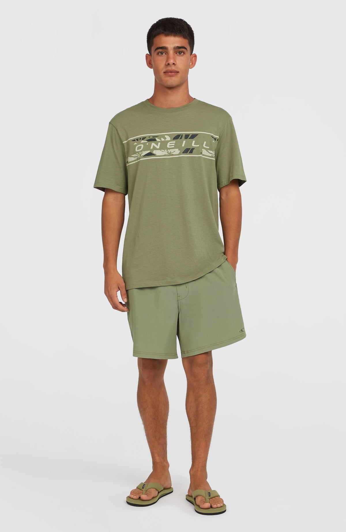 Pocket Print 16'' Badehose für Herren, grün mit Blättermuster in Schwarz und Beige, Ganzkörper-Vorderansicht am Model