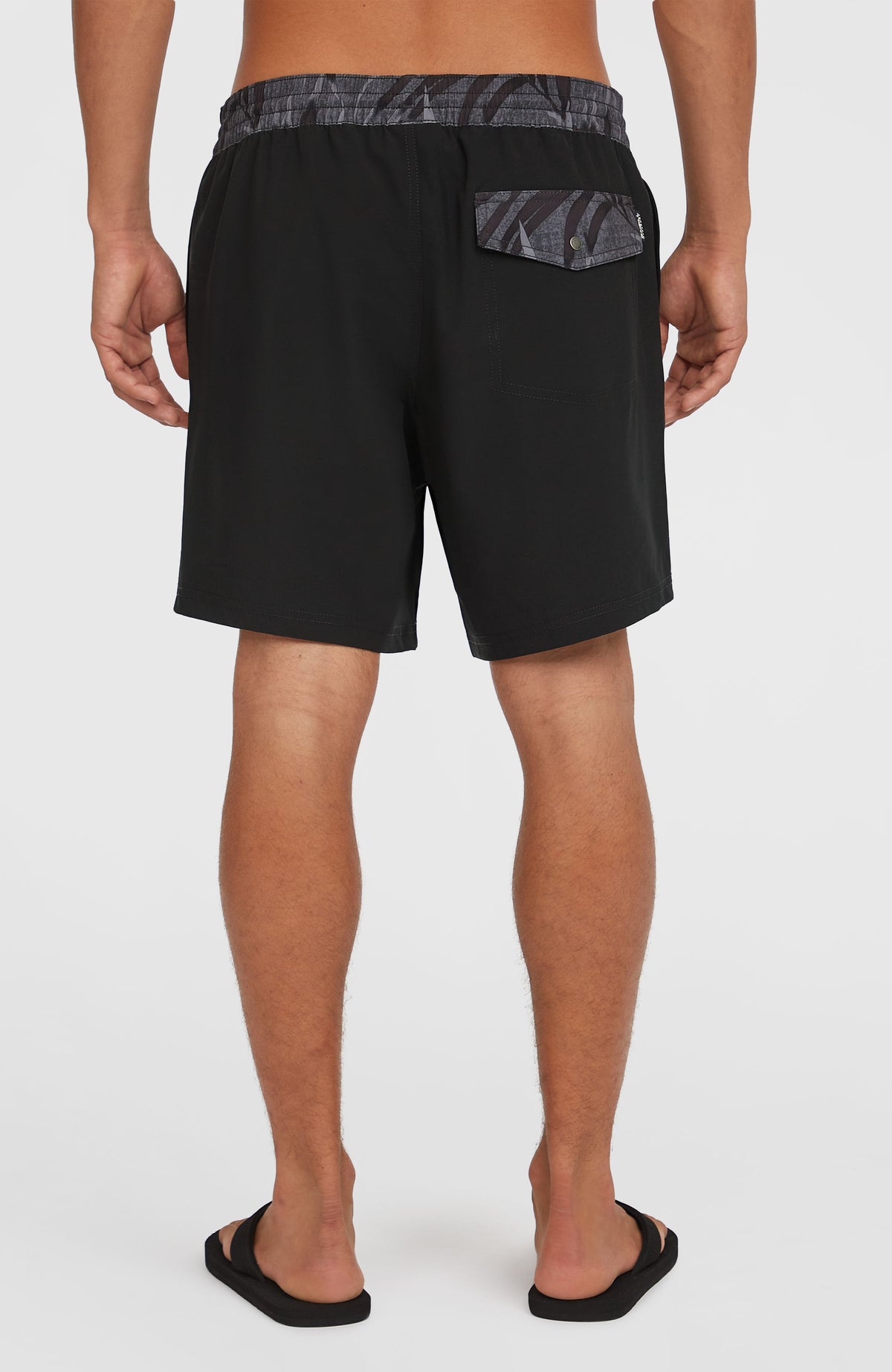 Pocket Print 16'' Badehose für Herren, schwarz mit Blättermuster in Grau, Rückansicht am Model mit Gesäßtasche