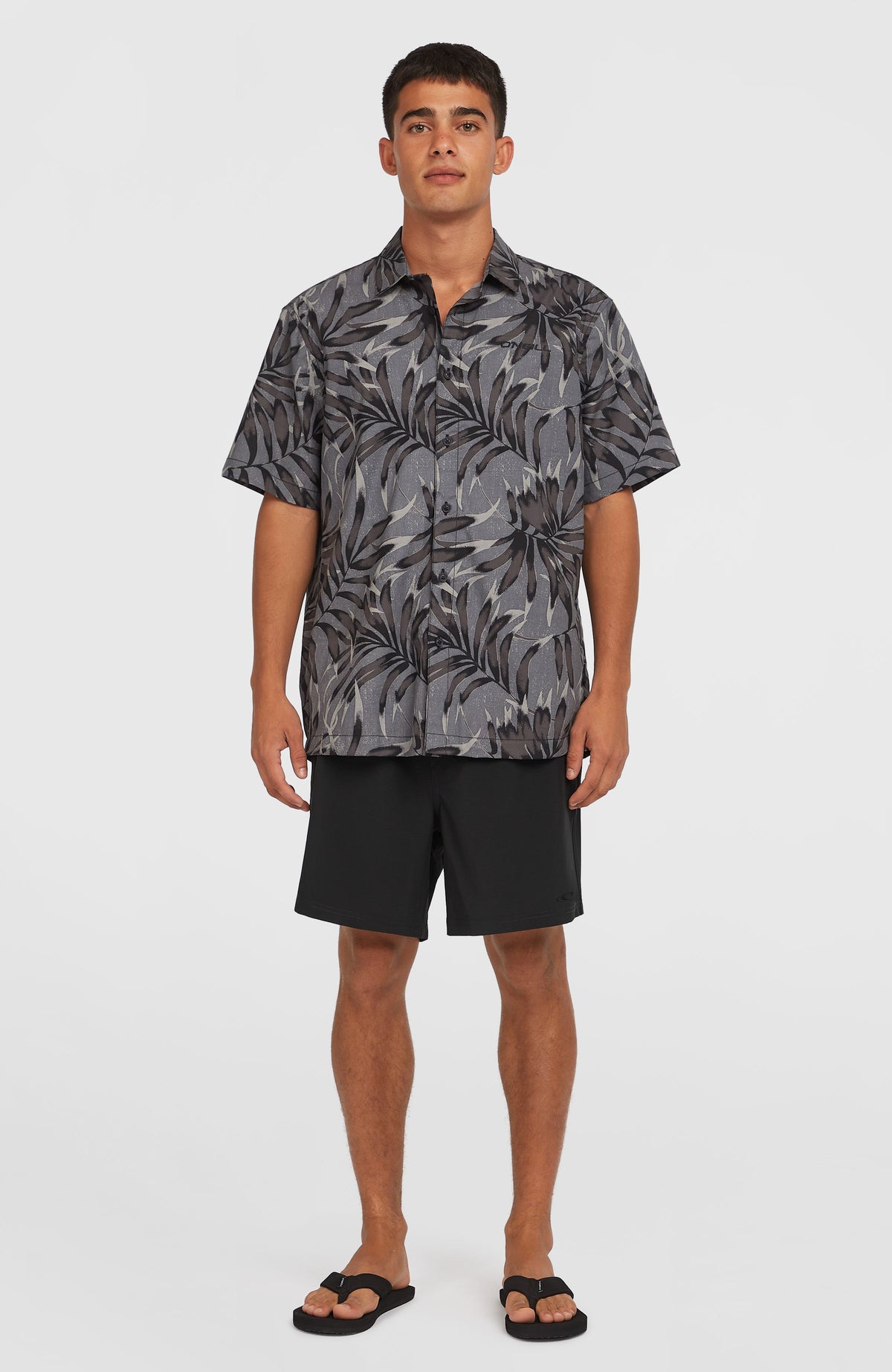 Pocket Print 16'' Badehose für Herren, schwarz mit Blättermuster in Grau, Gesamteindruck im Outfit am Model