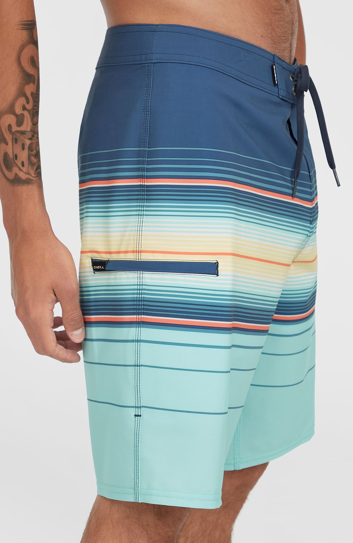 Hyperfreak Heat Stripe 21'' Boardshorts, blau mit Streifenmuster in Türkis und Gelb, Detail der Reißverschlusstasche
