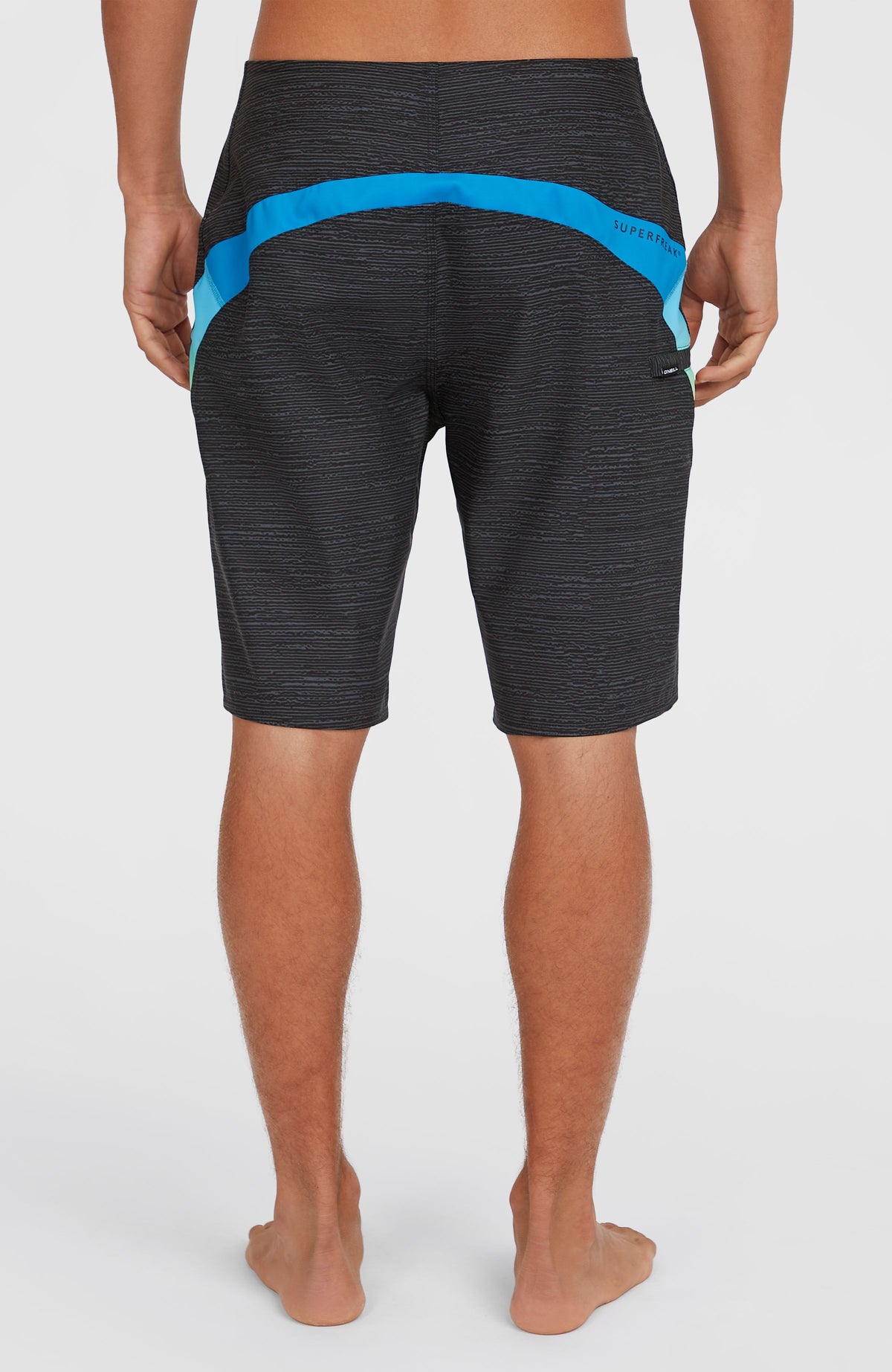 Superfreak Mysto 20'' Boardshorts für Herren, schwarz, Rückansicht am Model mit blauem Einsatz
