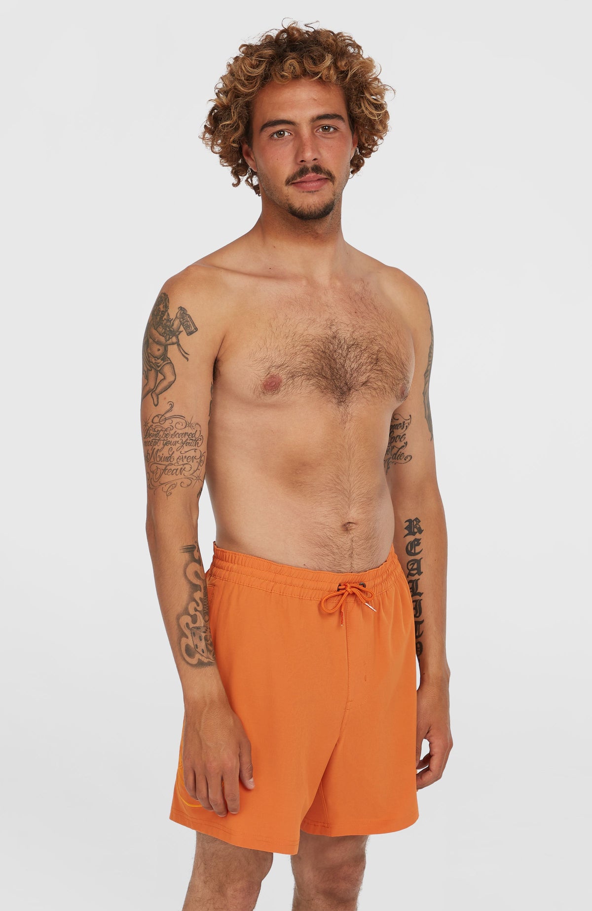 O'Neill O'Riginals Cali Ocean 16'' Badehose für Herren, orange, getragen am Model in Vorderansicht mit Kordelzug