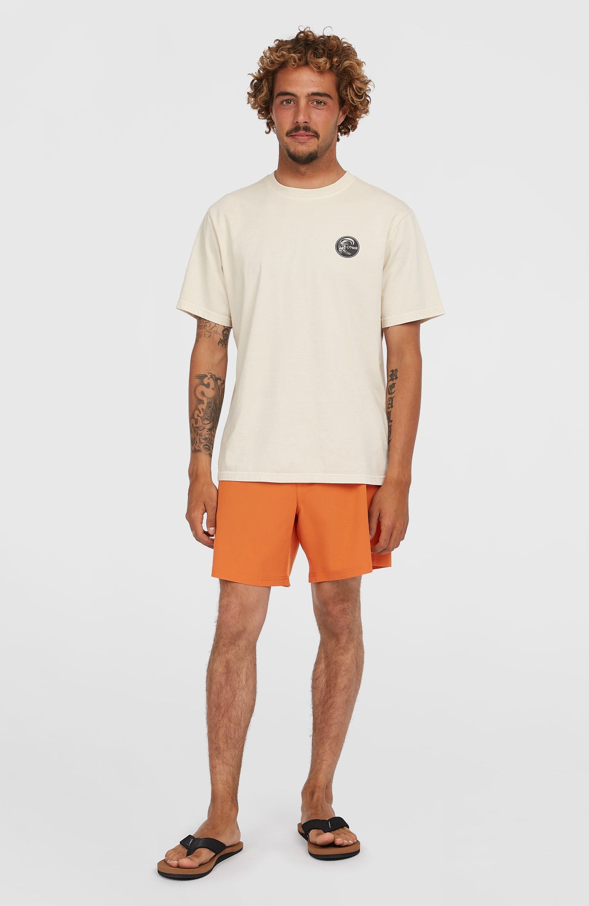 O'Riginals Cali Ocean 16'' Badehose für Herren, orange, Ganzkörperansicht getragen am Model von vorne im Studio