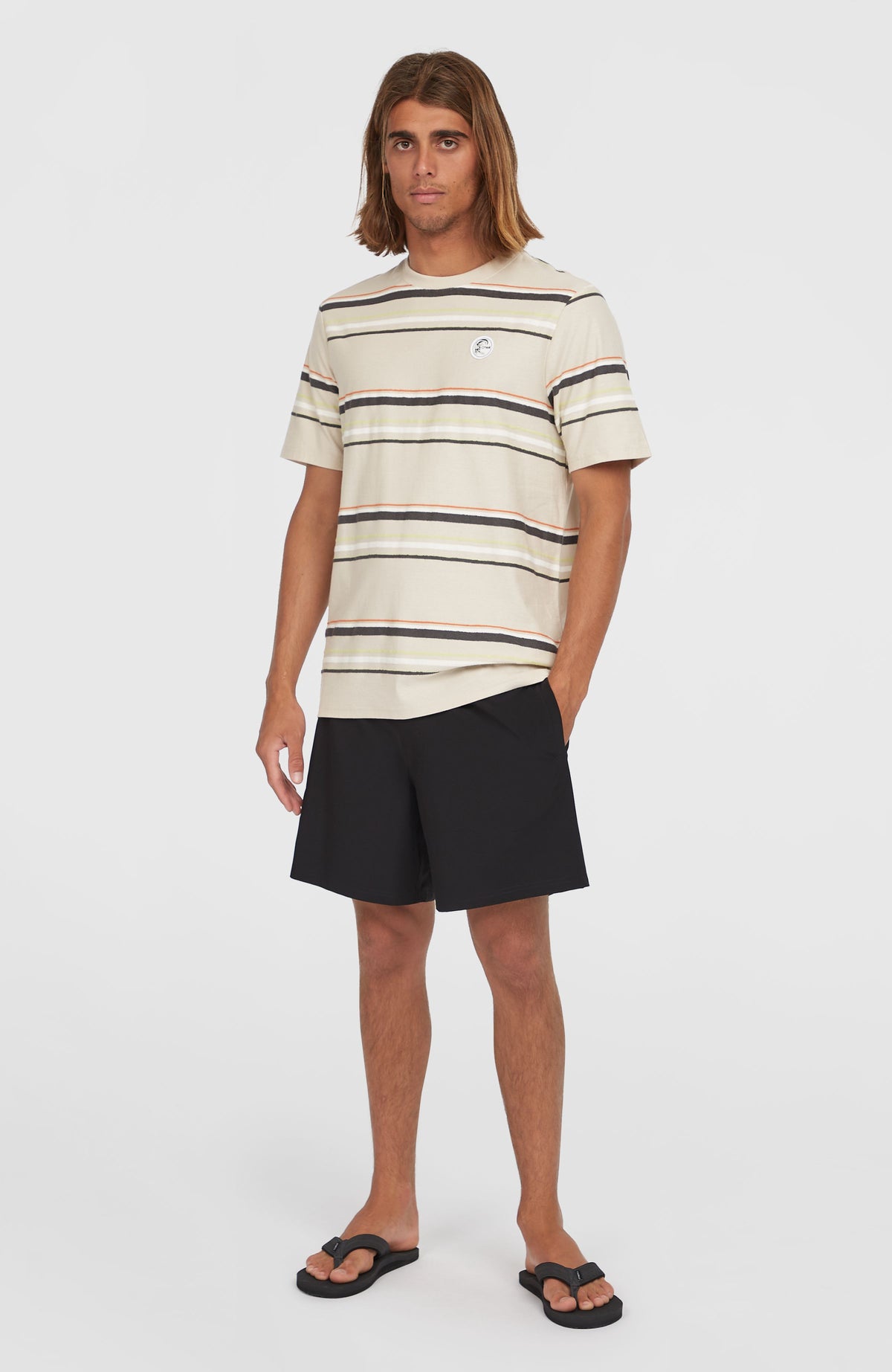 O'Riginals Cali Ocean 16'' Badehose für Herren, schwarz, Ganzkörperansicht am Model im Outfit mit T-Shirt