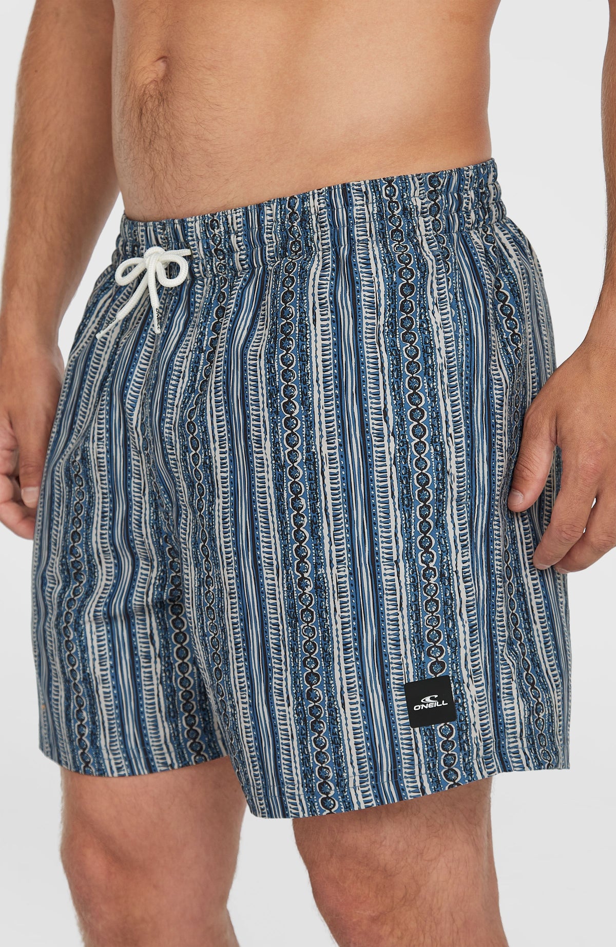Cali Print 15'' Badehose für Herren, blau mit Streifenmuster in Weiß, Nahaufnahme mit Kordelzug und Logo-Patch