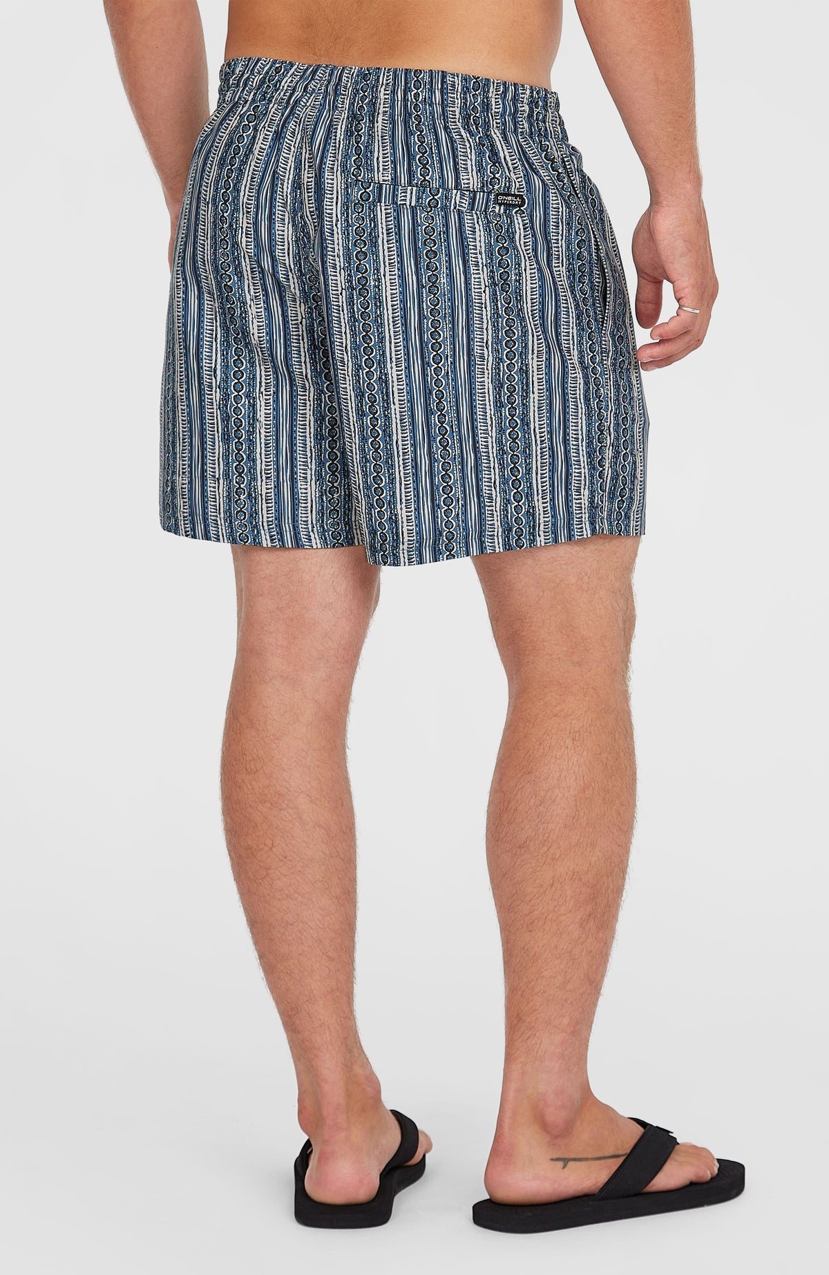 Cali Print 15'' Badehose für Herren, blau mit Streifenmuster in Weiß, Rückansicht am Model mit Gesäßtasche