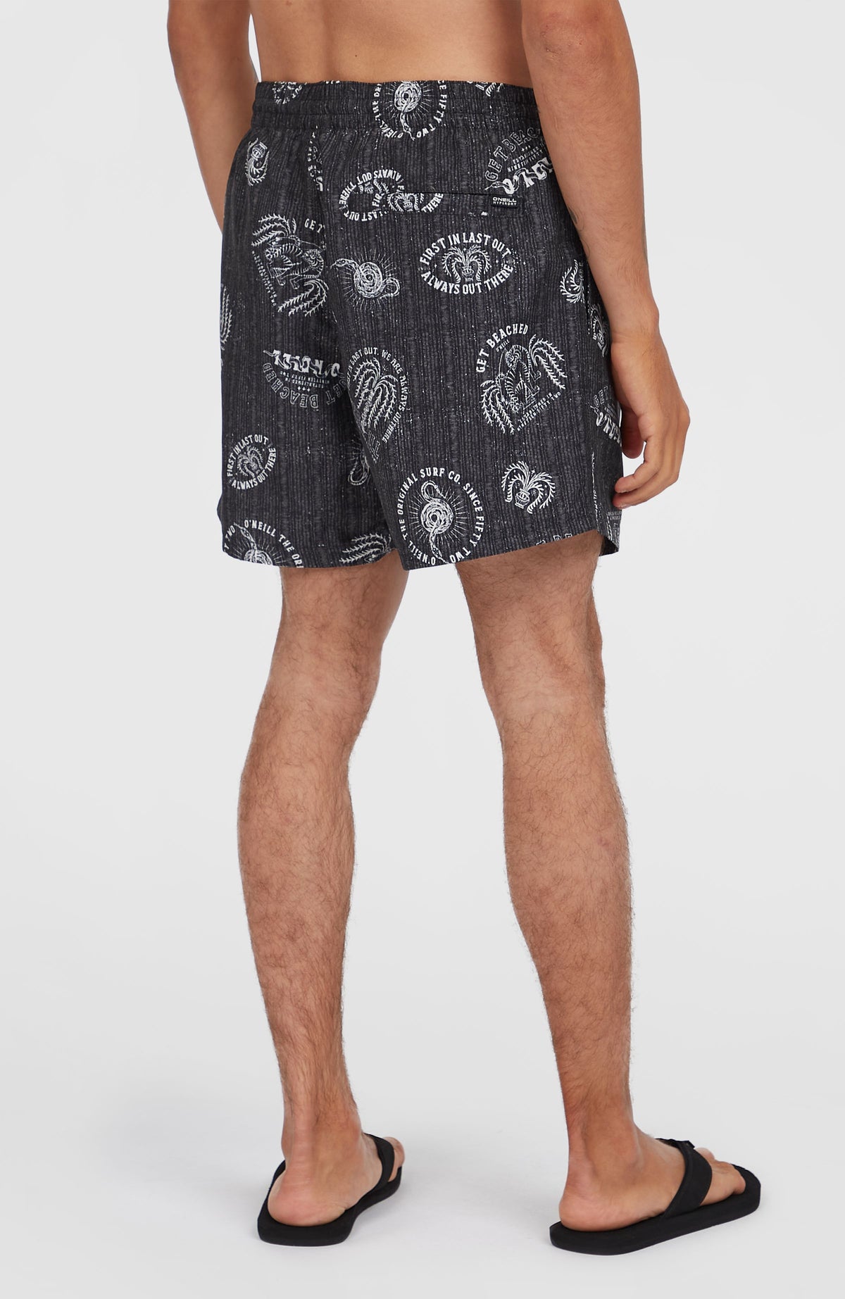 Cali Print 15'' Badehose für Herren, schwarz mit Grafik-Print in Weiß, getragen am Model, Rückansicht mit Gesäßtasche