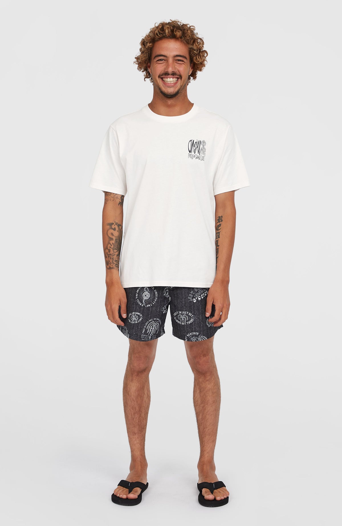 Cali Print 15'' Badehose für Herren, schwarz mit Grafik-Print in Weiß, getragen am Model, Ganzkörperansicht von vorne