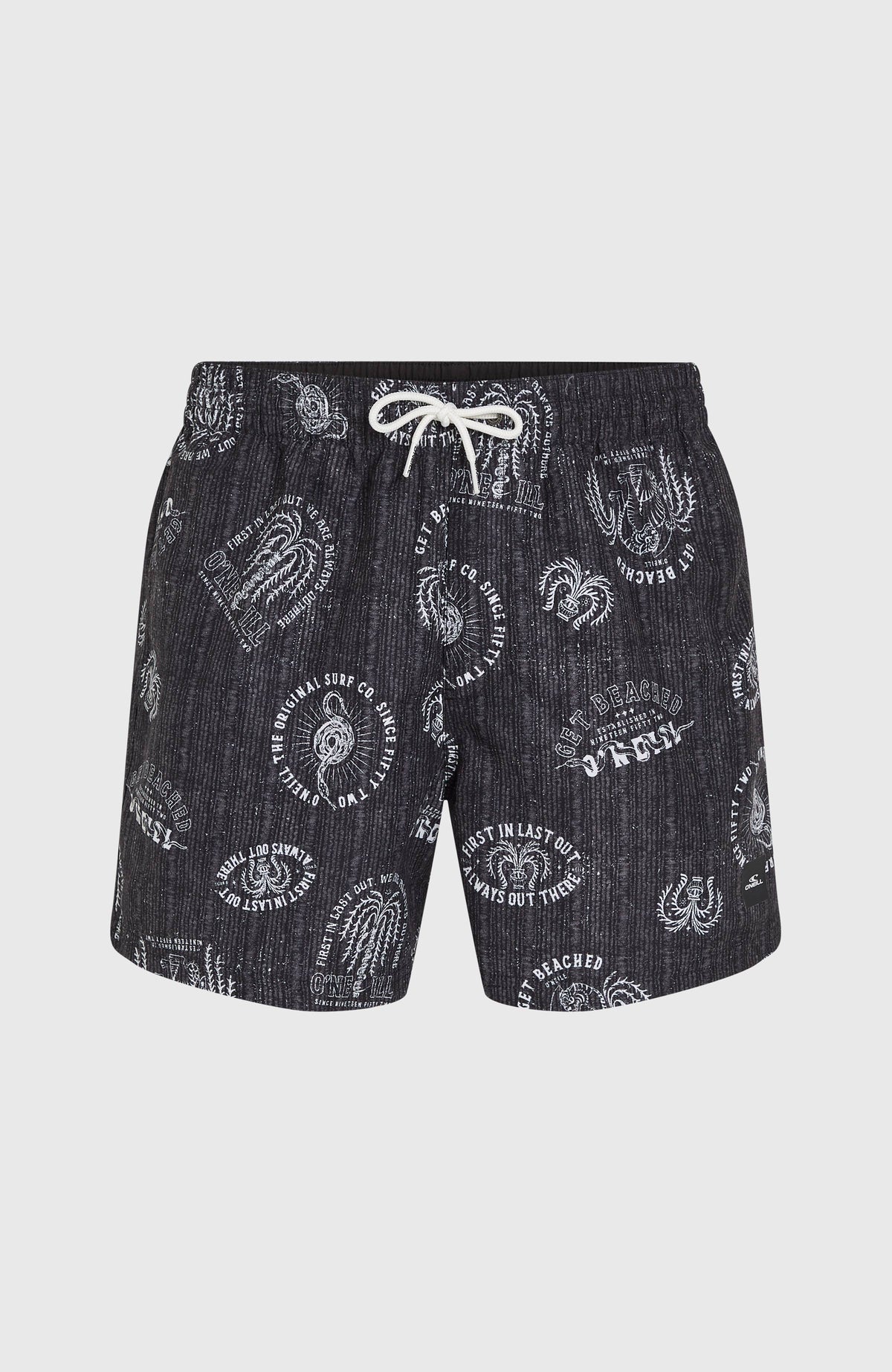 Cali Print 15'' Badehose für Herren, schwarz mit Grafik-Print in Weiß, freigestellt von vorne mit Kordelzug am Bund