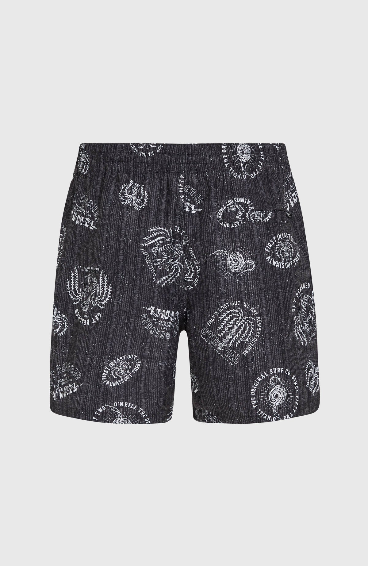 Cali Print 15'' Badehose für Herren, schwarz mit Grafik-Print in Weiß, freigestellt von hinten mit Gesäßtasche