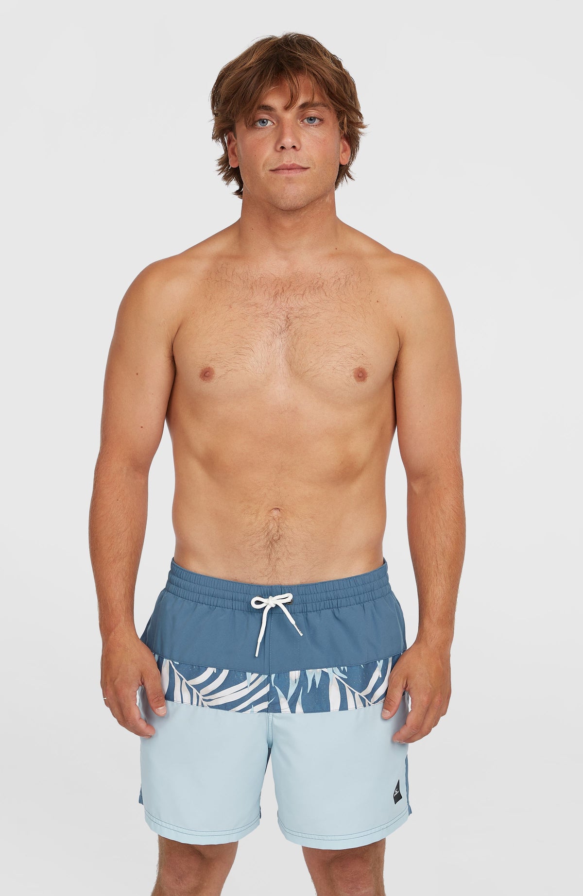 O'Neill Cali Block 15'' Badehose für Herren, blau mit Blättermuster in Weiß, Vorderansicht, getragen am Model