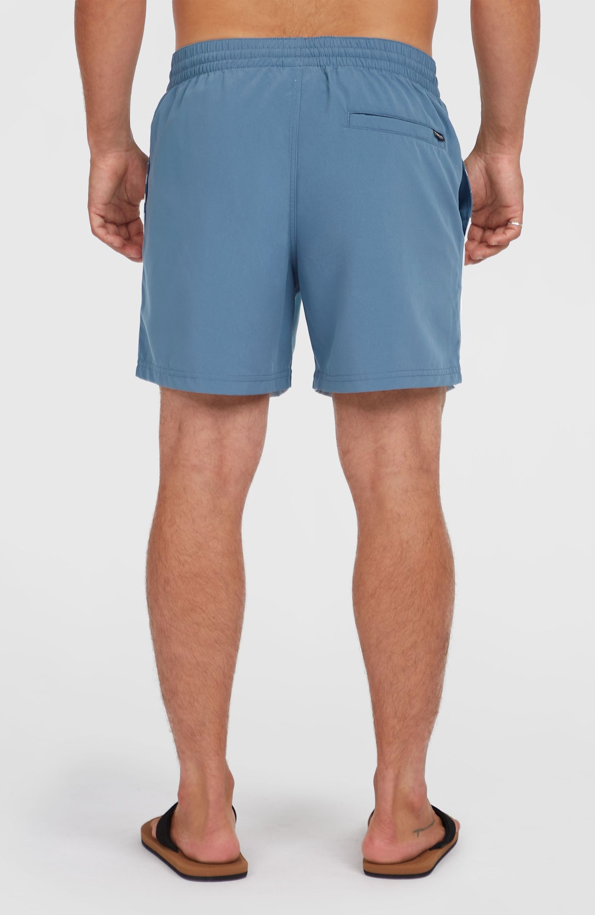 Cali Block 15'' Badehose für Herren, blau mit Blättermuster in Weiß, Rückansicht am Model, Gesäßtasche