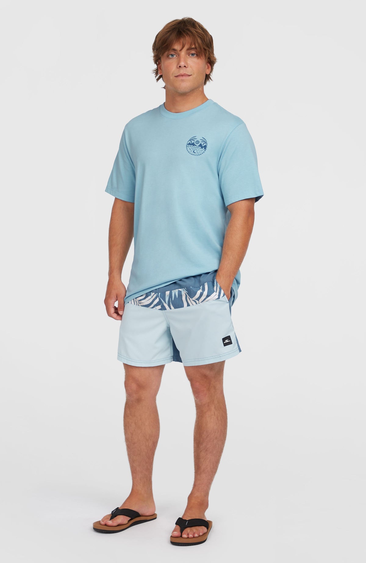 Cali Block 15'' Badehose für Herren, blau mit Blättermuster in Weiß, Ganzkörperansicht am Model