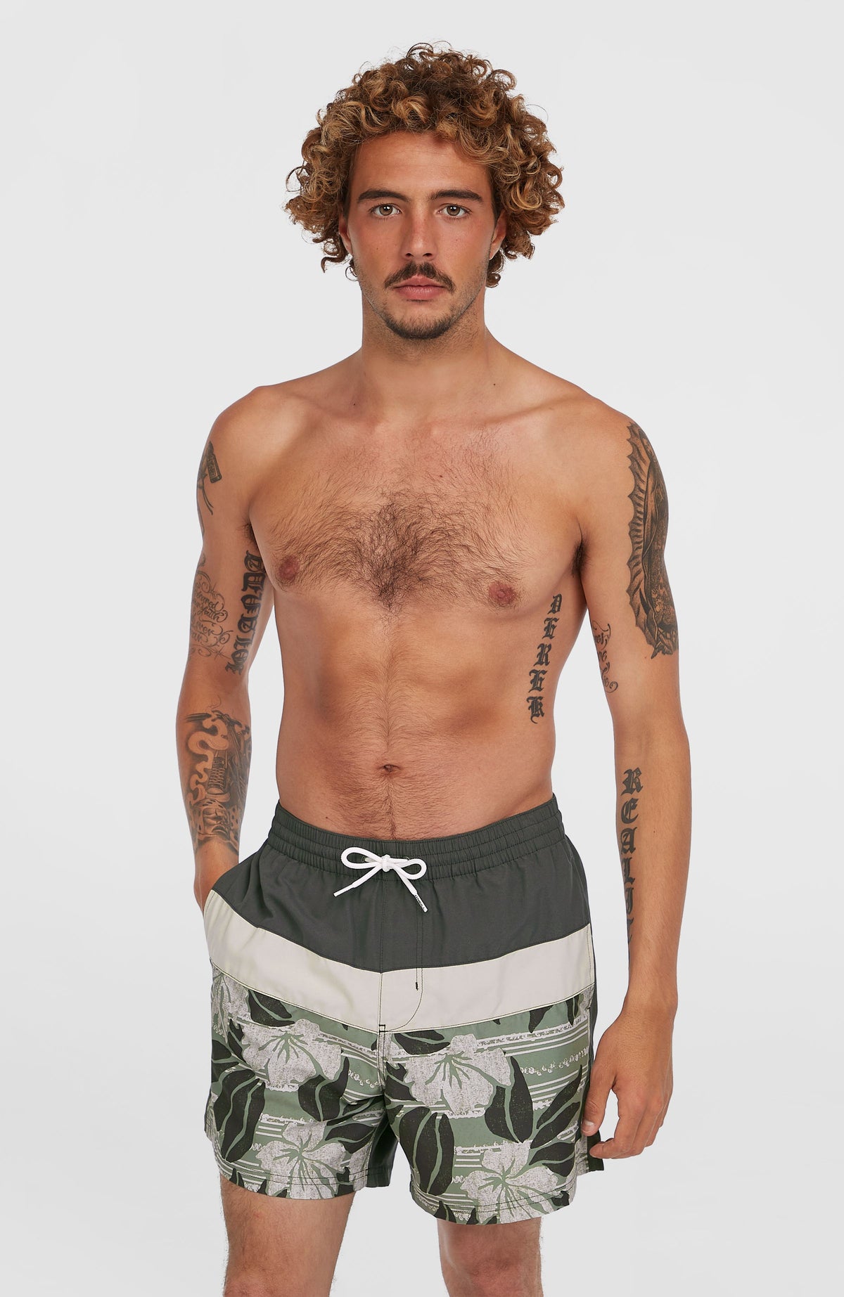 O'Neill Cali Block 15'' Badehose für Herren, grün mit Blumenmuster in Weiß, Vorderansicht getragen am Model