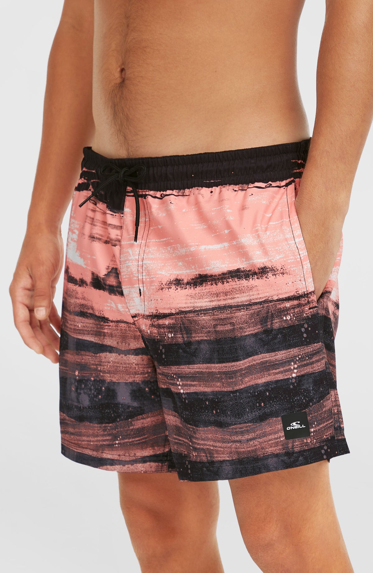 Cali Gradient 15'' Badehose, pink mit Streifenmuster in Schwarz und Weiß, Nahaufnahme am Model mit Seitentasche
