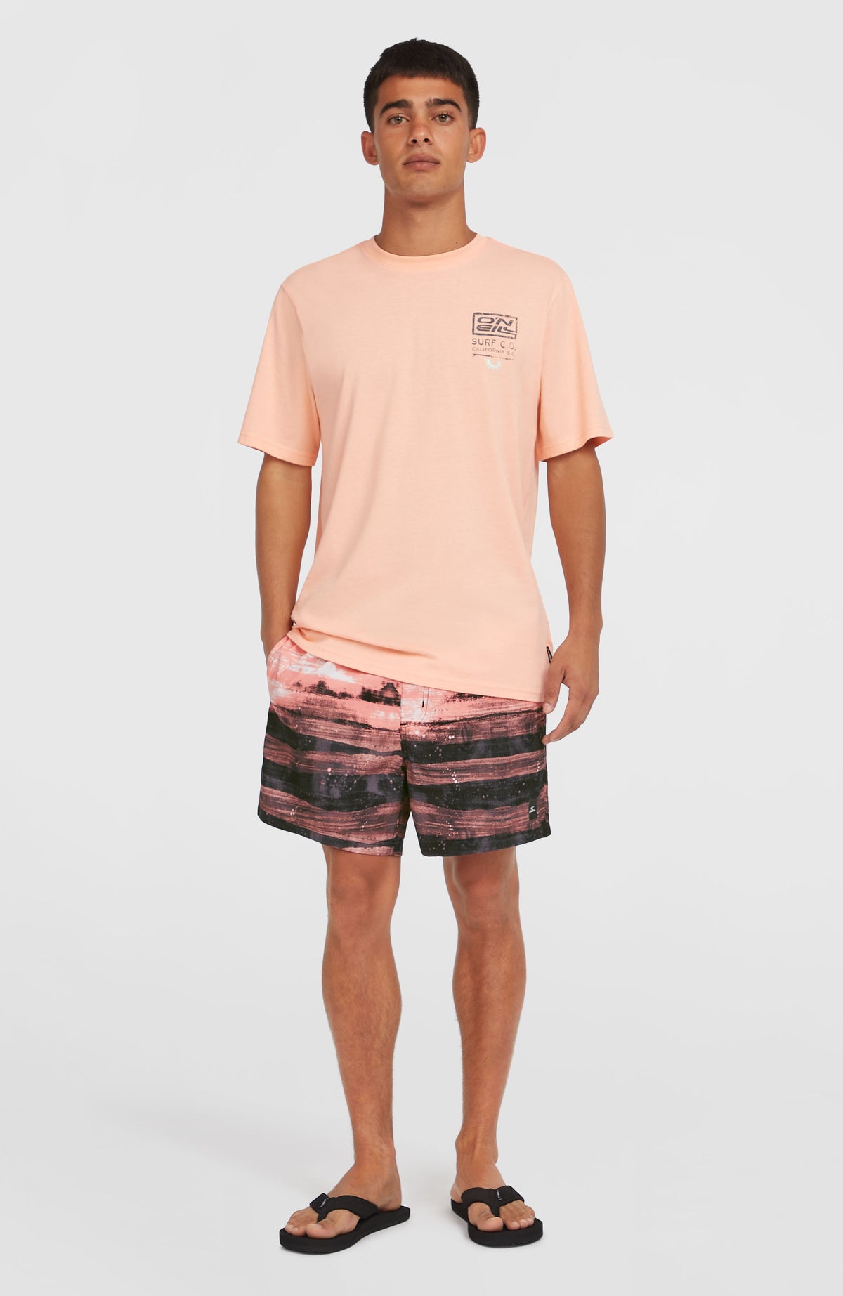 Cali Gradient 15'' Badehose für Herren, pink mit Streifenmuster in Schwarz und Weiß, Ganzkörperansicht am Model