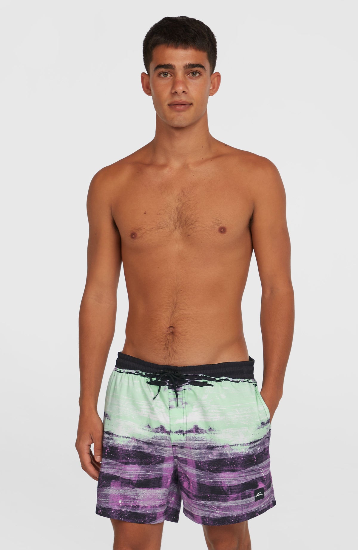 O'Neill Cali Gradient 15'' Badehose für Herren, lila mit Farbverlauf in Grün und Schwarz, Vorderansicht am Model