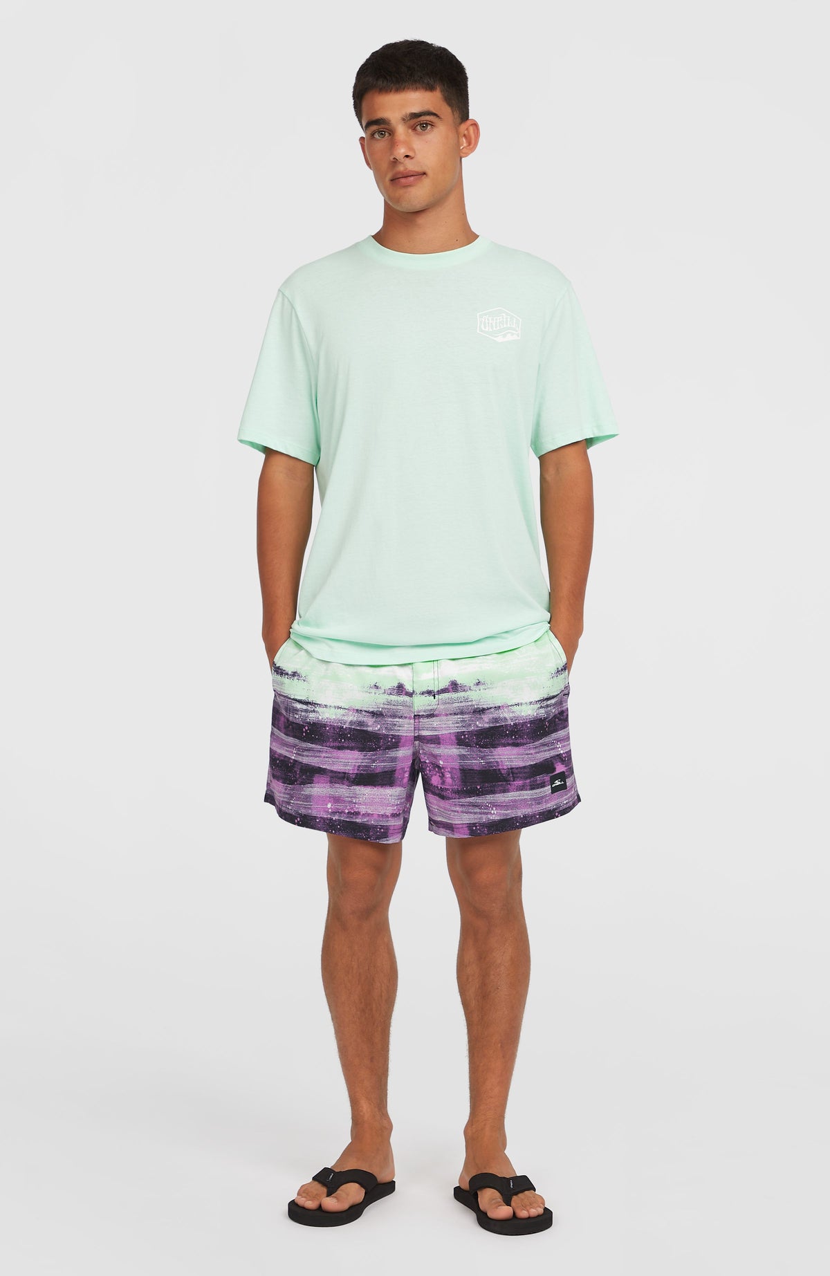 Cali Gradient 15'' Badehose für Herren, lila mit Farbverlauf in Grün und Schwarz, Ganzkörperansicht am Model