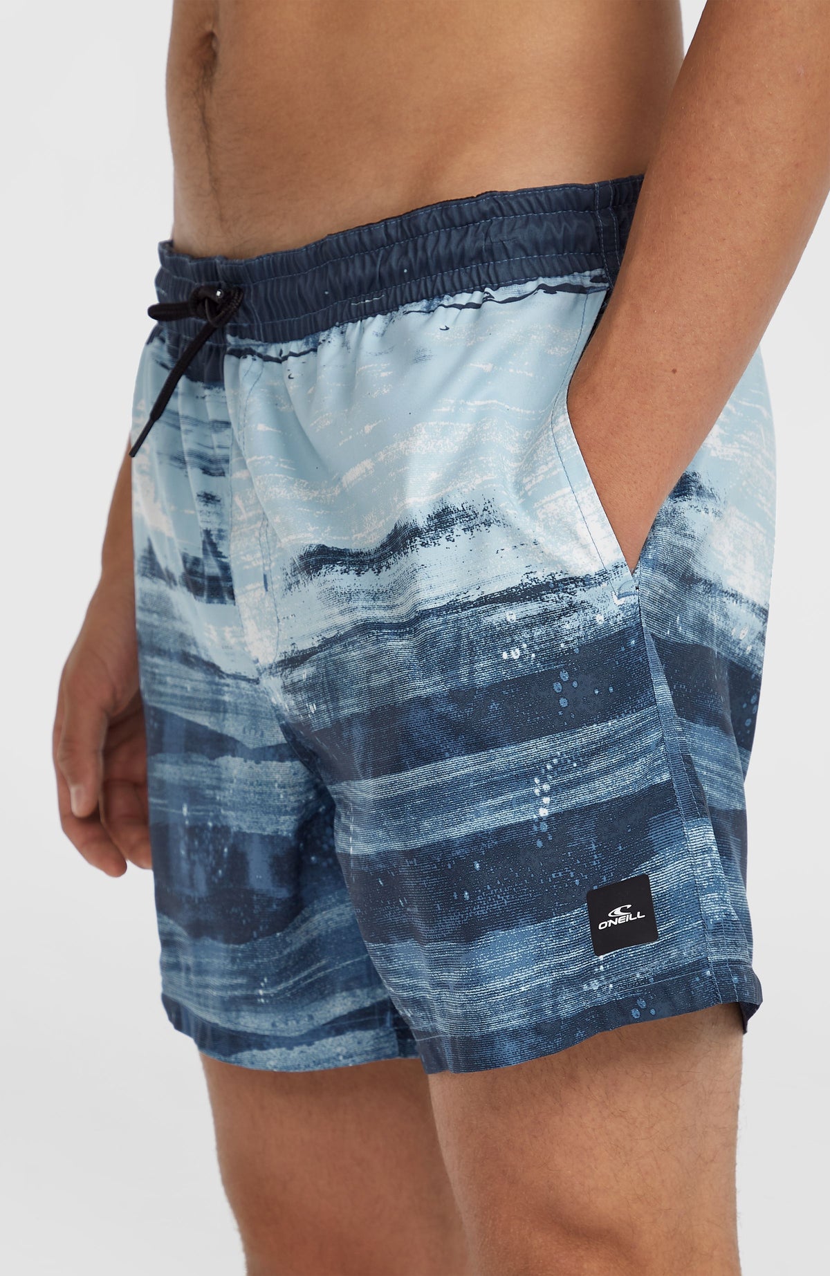 Cali Gradient 15'' Badehose für Herren, blau mit Farbverlauf in Hellblau, Nahaufnahme der Seitentasche am Model