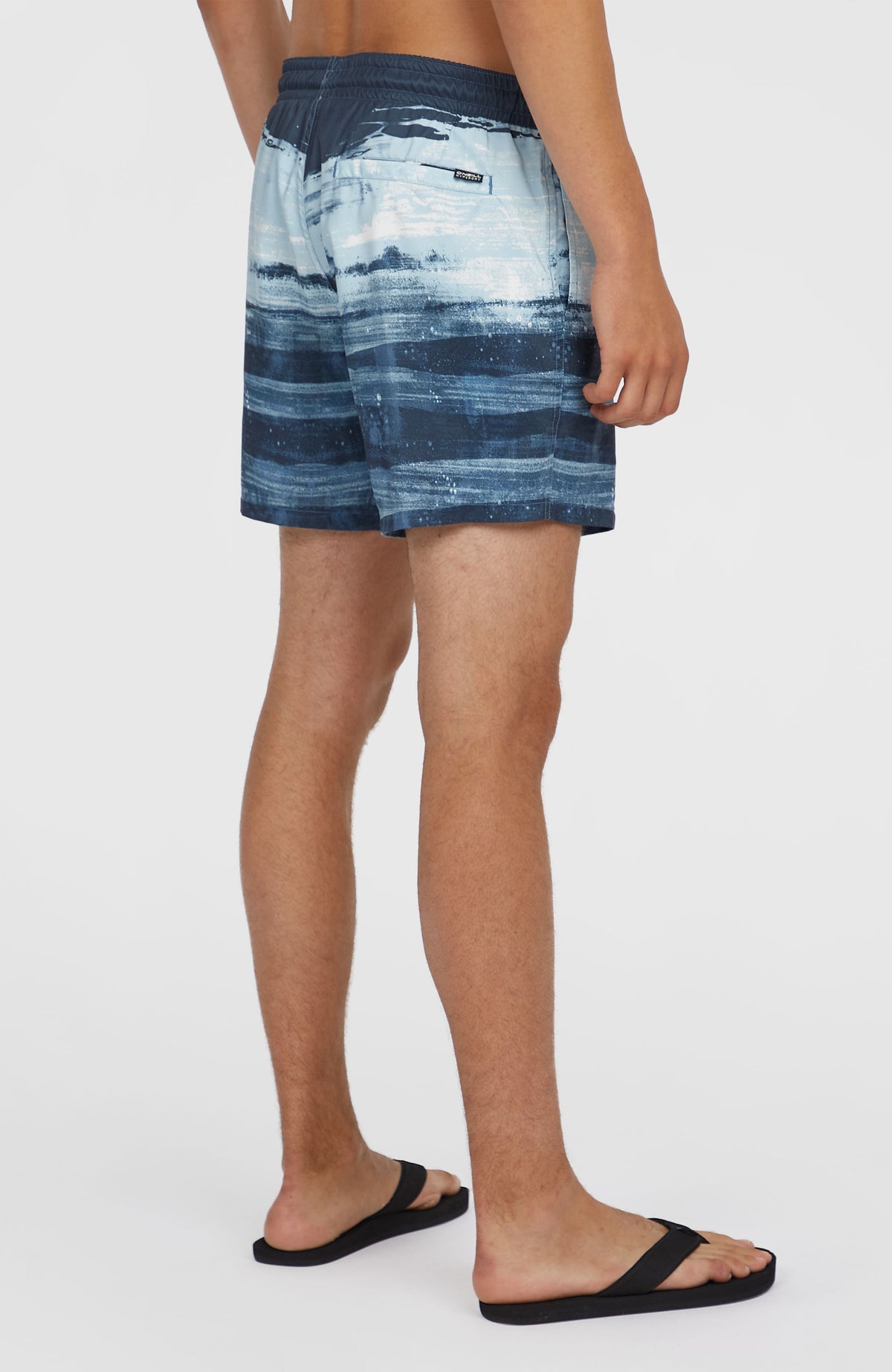 Cali Gradient 15'' Badehose für Herren, blau mit Farbverlauf in Hellblau, Rückansicht am Model mit Gesäßtasche