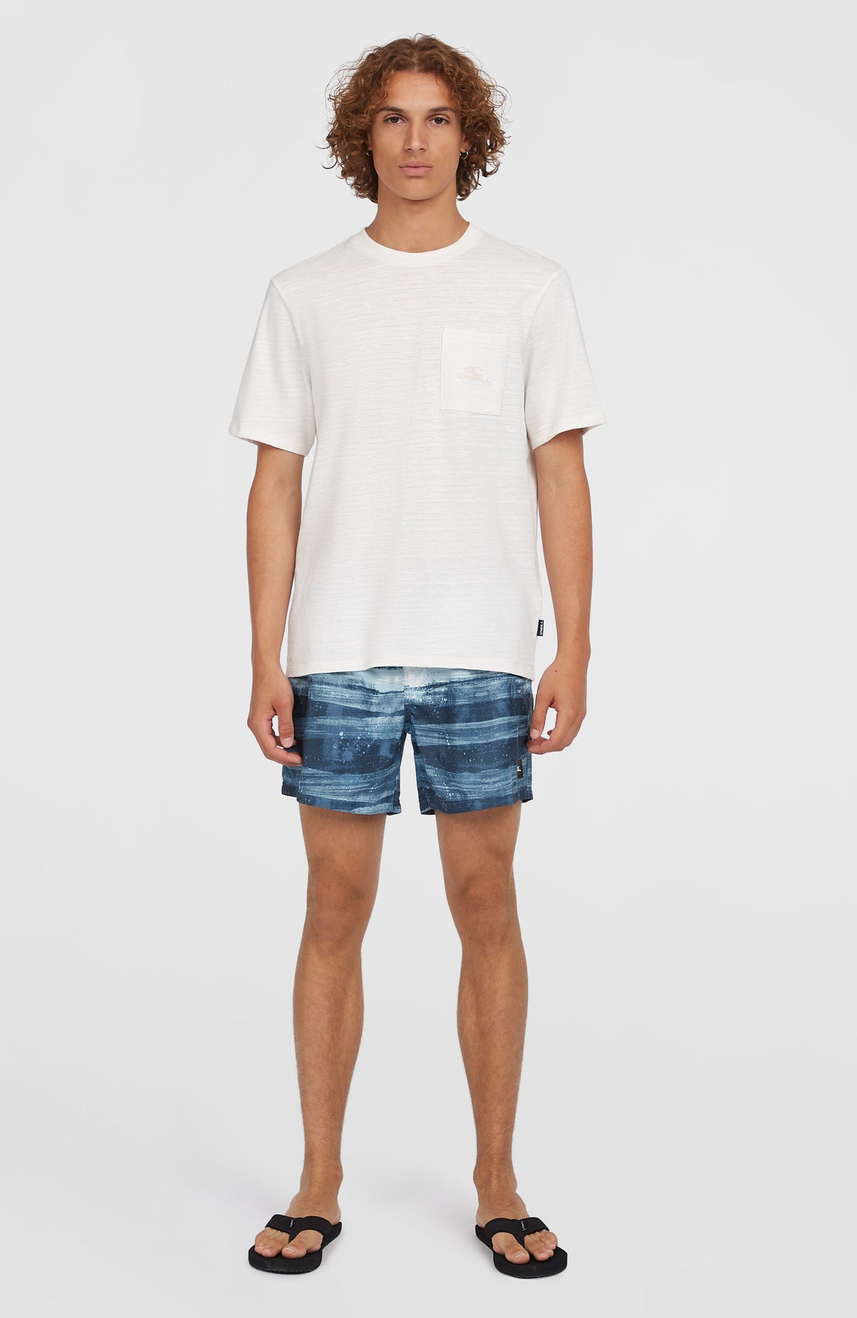 Cali Gradient 15'' Badehose für Herren, blau mit Farbverlauf in Hellblau, Ganzkörperansicht von vorne am Model