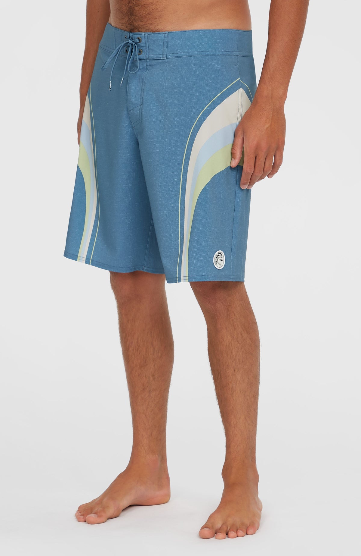 O'Riginals Longboard 19'' Boardshorts für Herren, blau mit Streifenmuster in Weiß und Grün, Seitenansicht mit Logo-Patch