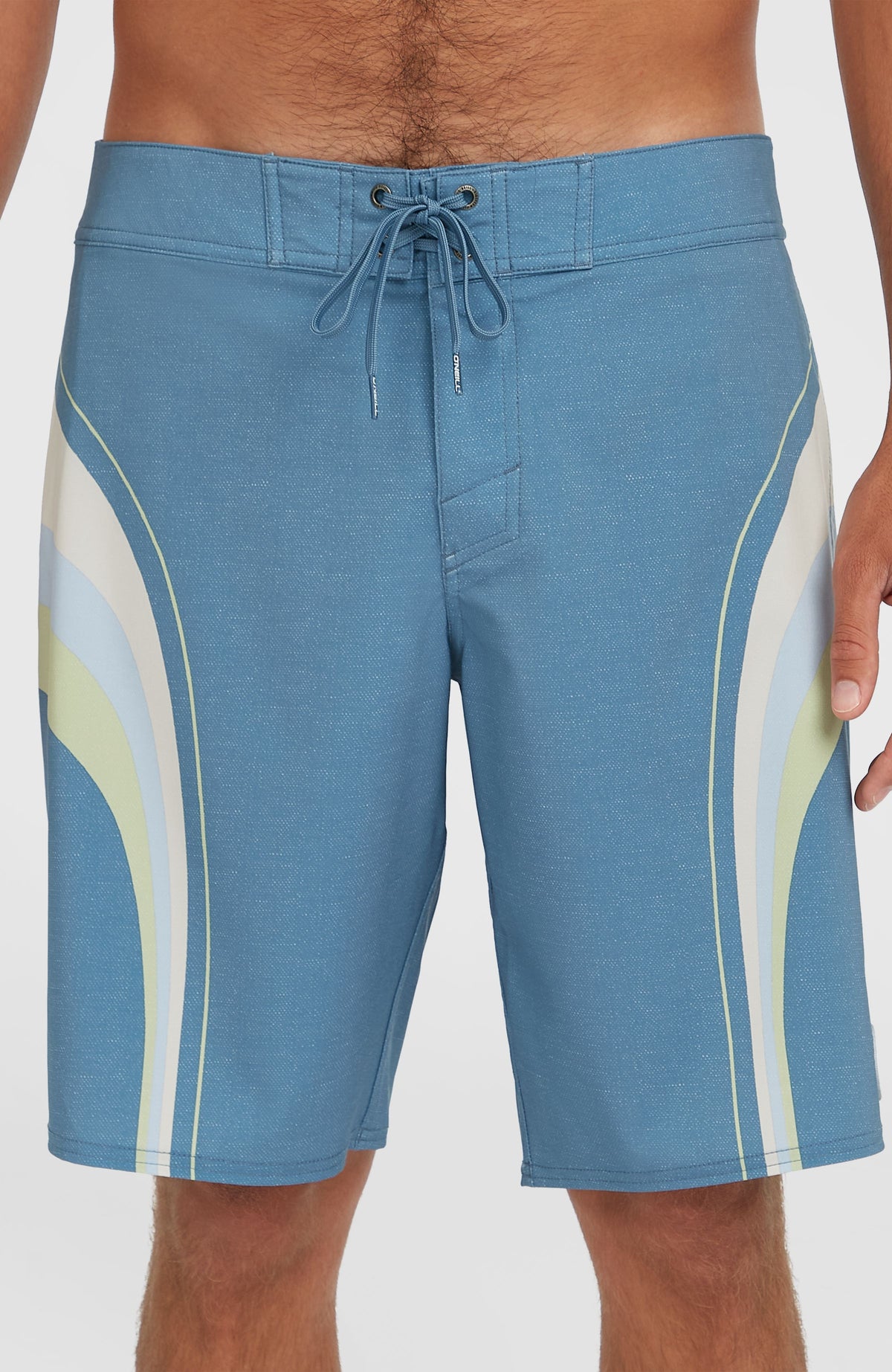 Nahaufnahme von Bund und Kordelzug der blauen O'Riginals Longboard 19'' Boardshorts mit Streifenmuster in Weiß und Grün