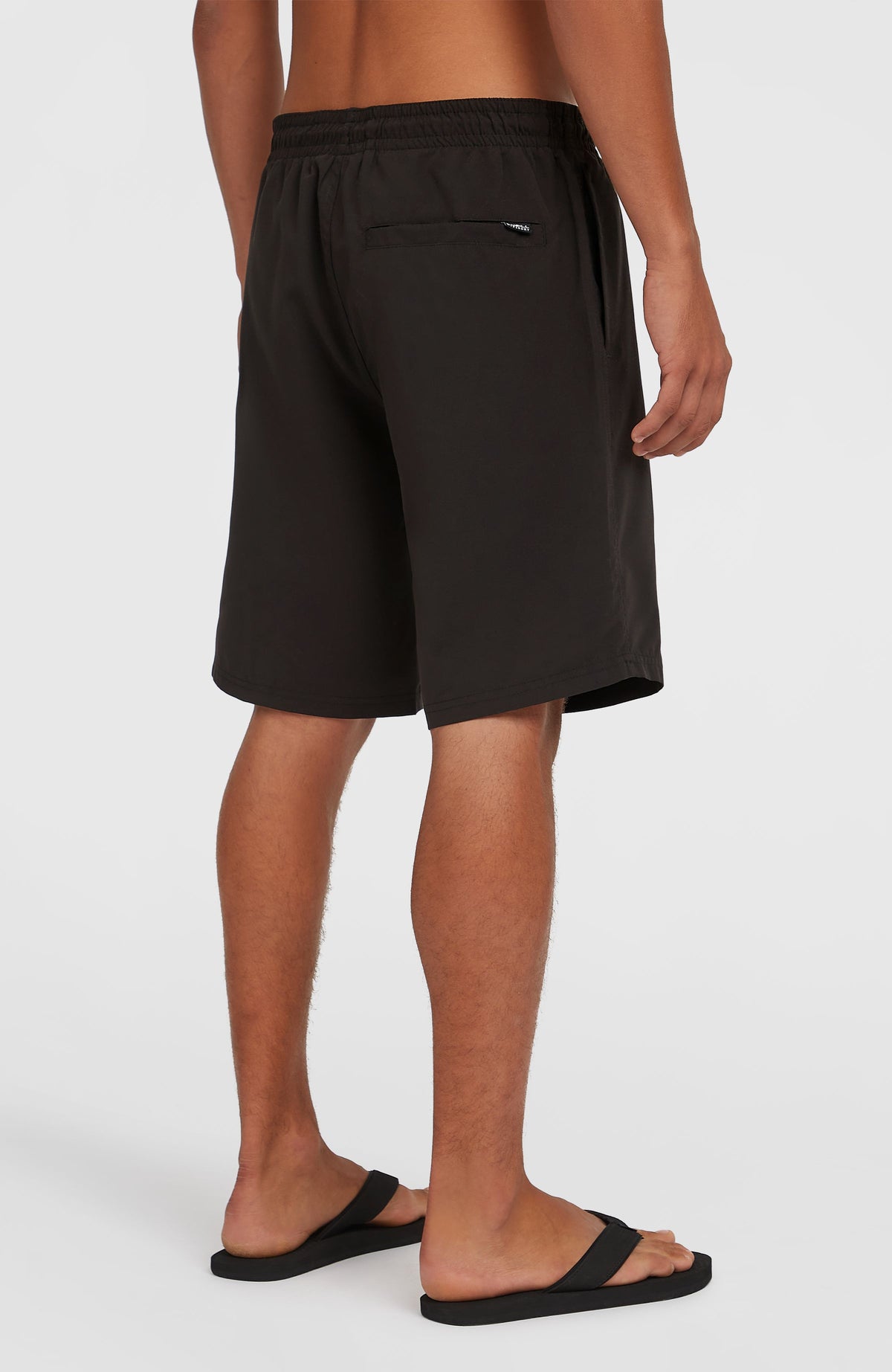 Retro 19'' Badehose für Herren, pink, Rückansicht am Model, Gesäßtasche mit kleinem Logo-Label